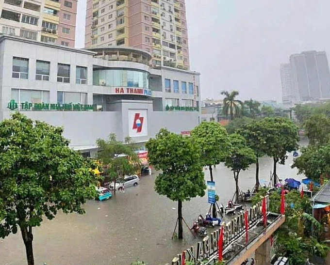 Nhiều Điểm Tại Hà Nội Ngập Nặng, Loạt Bệnh Viện Lớn Dừng Khám Ngoại Trú- Ảnh 2. Nhiều Điểm Tại Hà Nội Ngập Nặng, Loạt Bệnh Viện Lớn Dừng Khám Ngoại Trú- Ảnh 2.