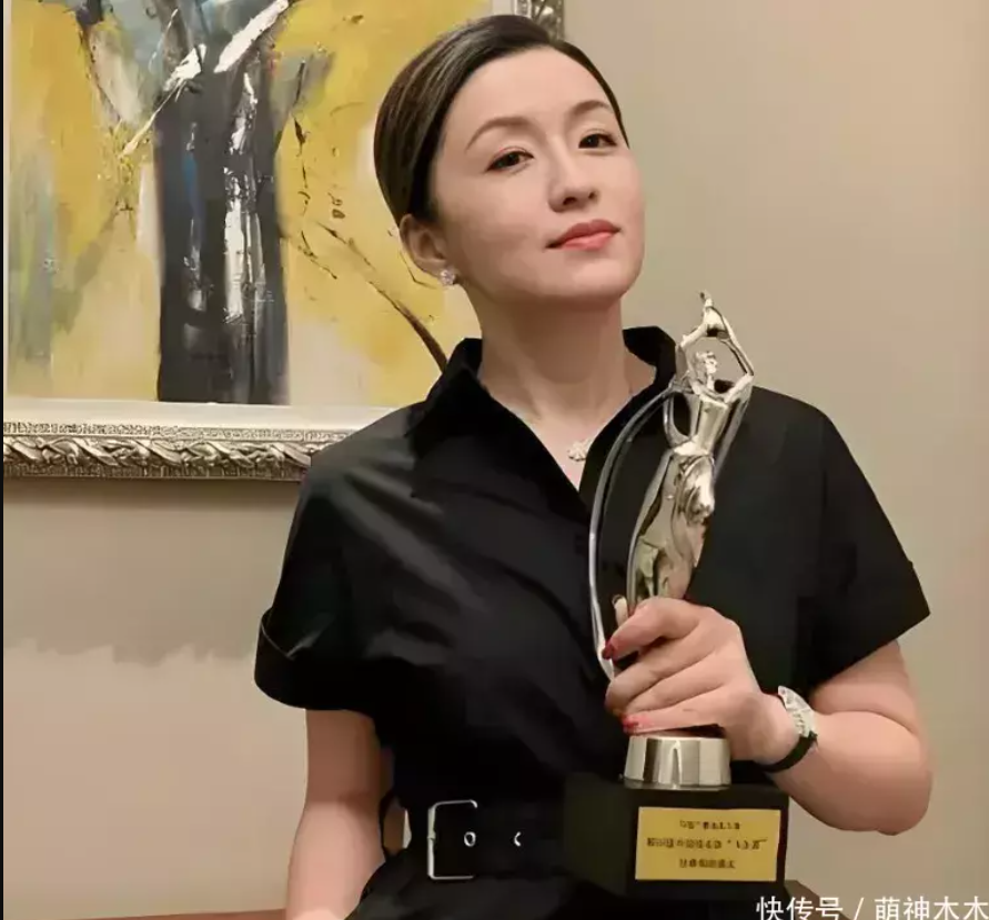 Nam diễn viên hạng A bị học trò “đâm sau lưng”, tố tự cao tự đại, thích "phông bạt"- Ảnh 5. Nam diễn viên hạng A bị học trò “đâm sau lưng”, tố tự cao tự đại, thích "phông bạt"- Ảnh 5.