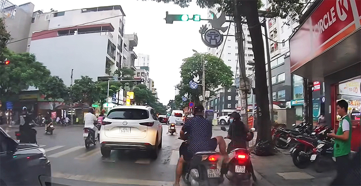 Dừng đèn đỏ, tôi bị xe sau mắng: ‘Hâm à, không đi thì tránh ra’- Ảnh 1.