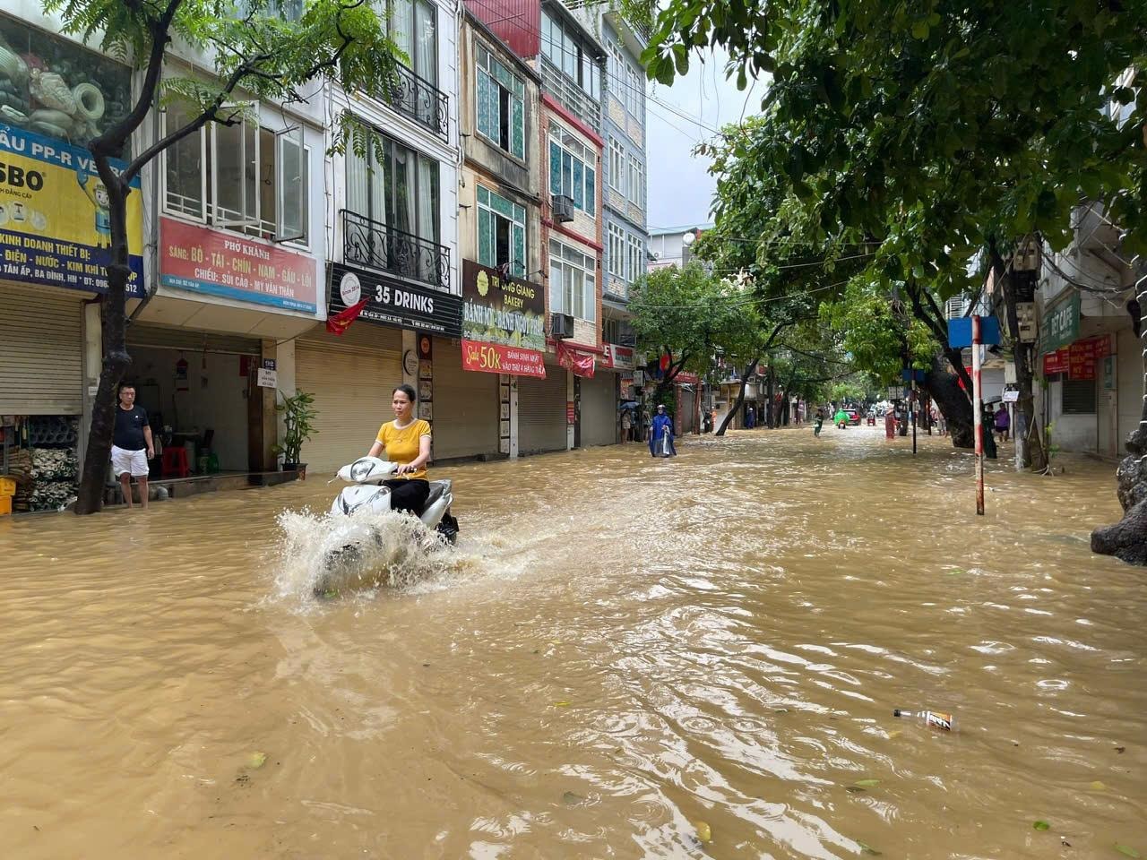 Hà Nội phát cảnh báo ngập úng hơn 30 điểm nội đô, người dân thực hiện ngay các bước sau để cập nhật thông tin- Ảnh 1.