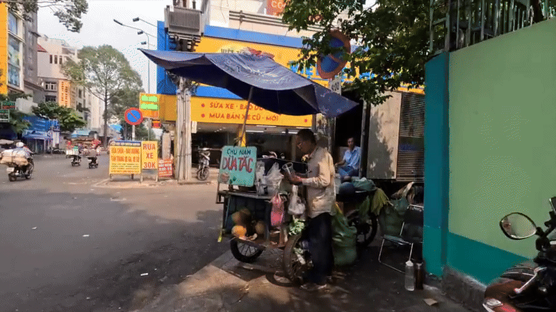 Khách Tây trầm trồ trước 5 món đồ uống bình dân, giá rẻ, bán đầy vỉa hè: "Chỉ có thể tìm thấy ở Việt Nam!"- Ảnh 7. Khách Tây trầm trồ trước 5 món đồ uống bình dân, giá rẻ, bán đầy vỉa hè: "Chỉ có thể tìm thấy ở Việt Nam!"- Ảnh 7.