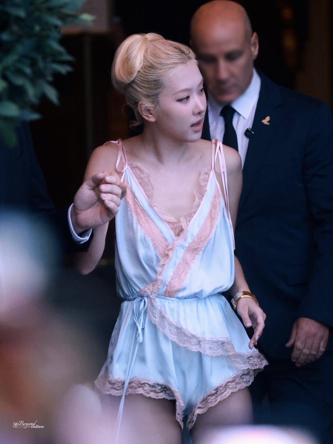 Rosé mặc váy ngủ đến show Saint Laurent hội ngộ bà xã Justin Bieber: Gặp sự cố bất ngờ vẫn sexy dữ dội- Ảnh 1. Rosé mặc váy ngủ đến show Saint Laurent hội ngộ bà xã Justin Bieber: Gặp sự cố bất ngờ vẫn sexy dữ dội- Ảnh 1.