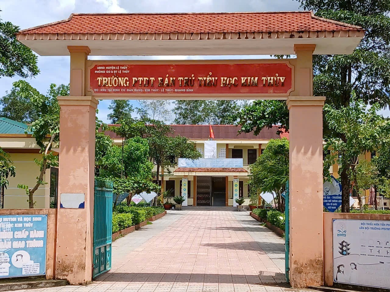 Sau Vụ Ngộ Độc Tập Thể, Học Sinh Đồng Loạt Nghỉ Học ‘Tẩy Chay’ Phó Hiệu Trưởng- Ảnh 1. Sau Vụ Ngộ Độc Tập Thể, Học Sinh Đồng Loạt Nghỉ Học ‘Tẩy Chay’ Phó Hiệu Trưởng- Ảnh 1.