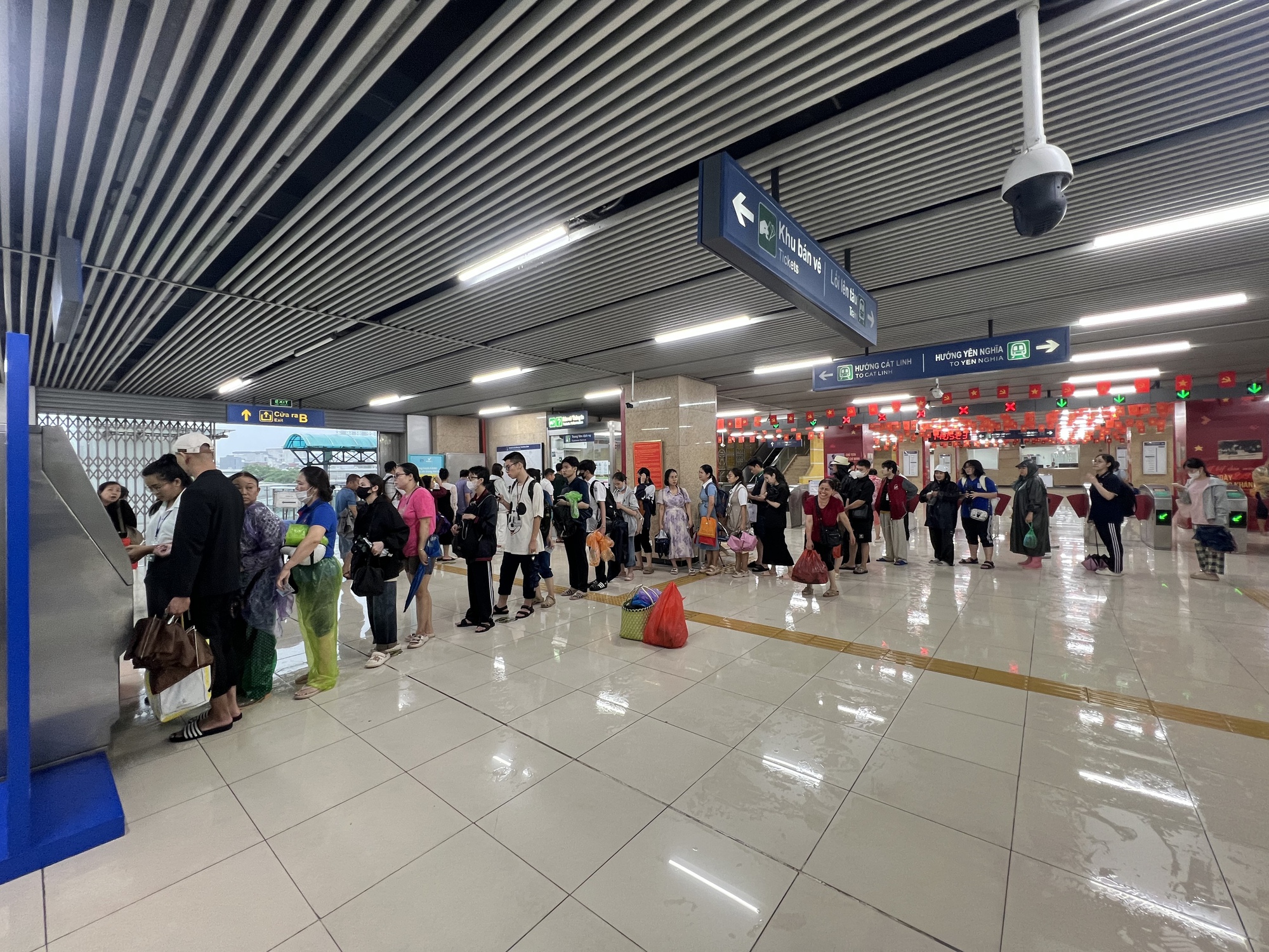 Giao thông Hà Nội hỗn loạn vì mưa ngập: Hàng loạt ô tô ngâm trong nước, người dân “bơi” về nhà- Ảnh 18.