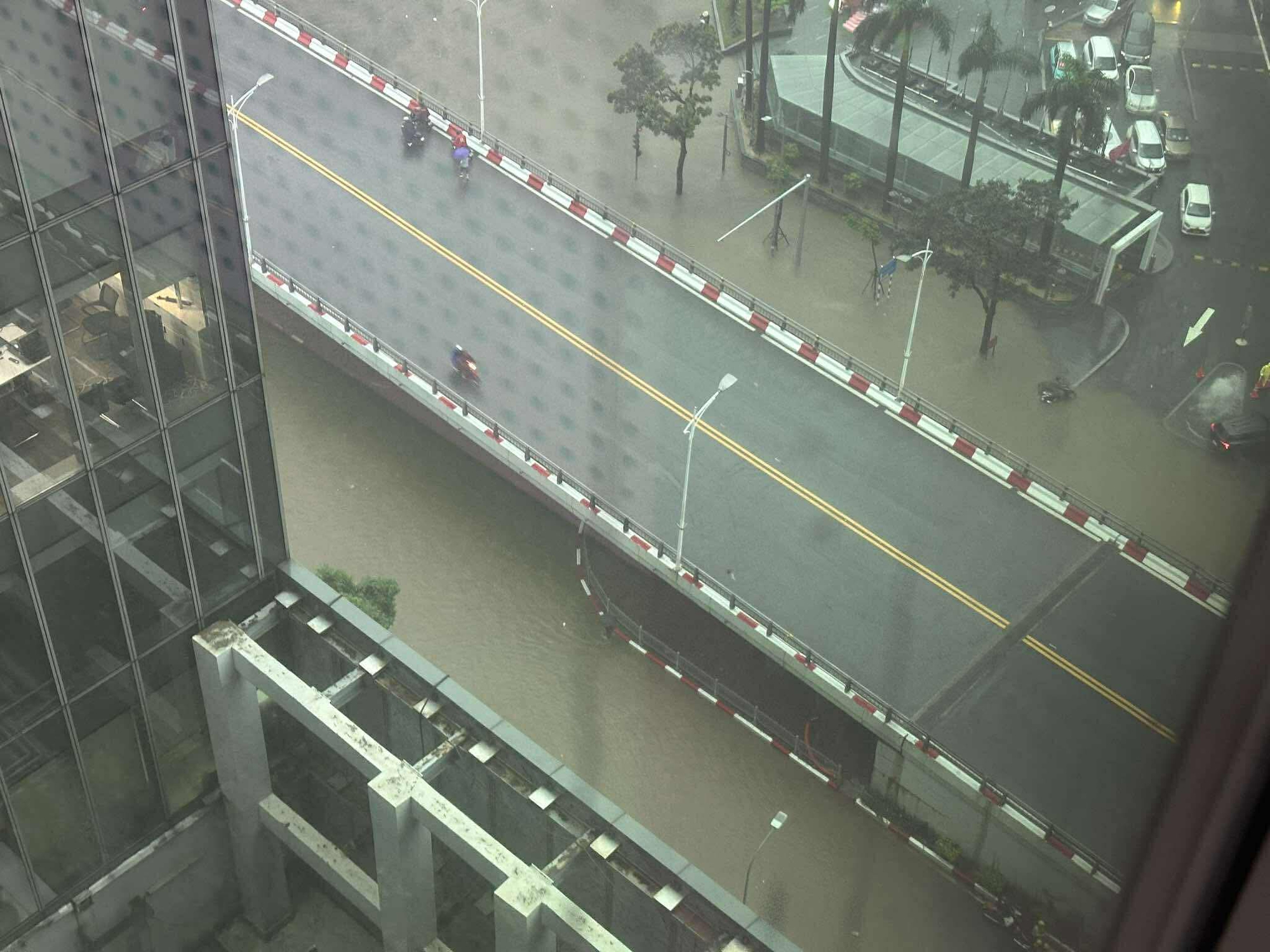 H&agrave; Nội mưa ngập kinh ho&agrave;ng từ s&aacute;ng đến tối: Nhiều người bất chấp &ldquo;bơi&rdquo; về nh&agrave;- Ảnh 17.