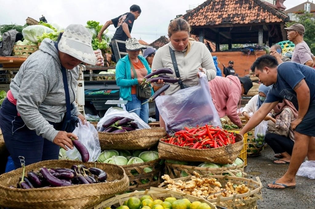 Quyết đạt tăng trưởng GDP trên 5%, nước láng giềng Việt Nam tung gói trợ giá tiêu dùng 2 tỷ USD để dân tiêu tiền thay vì gửi ngân hàng- Ảnh 1.