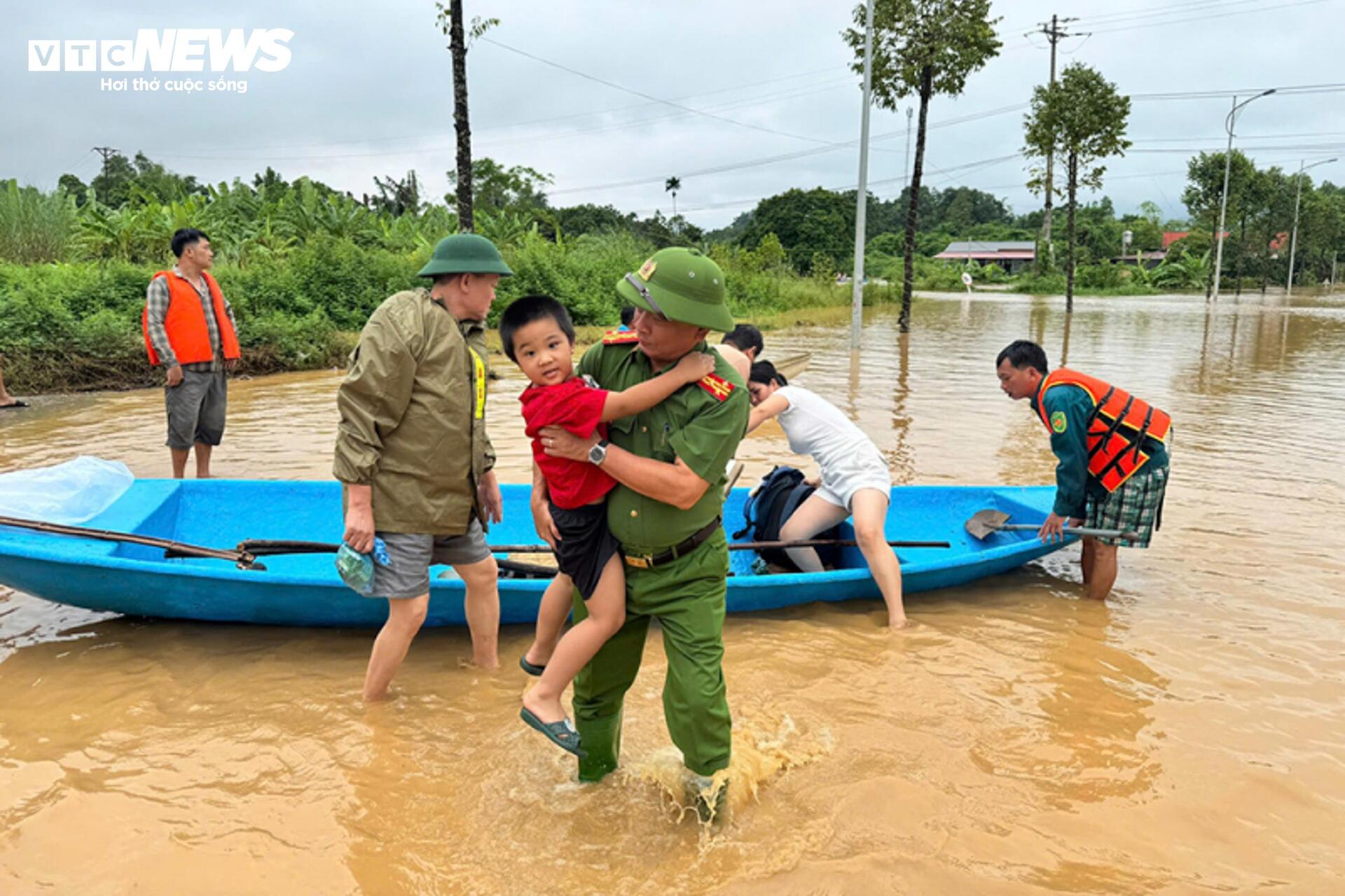 Nước lũ sông Hồng tràn vào nhà dân, ngập tới nóc tầng 1- Ảnh 11.