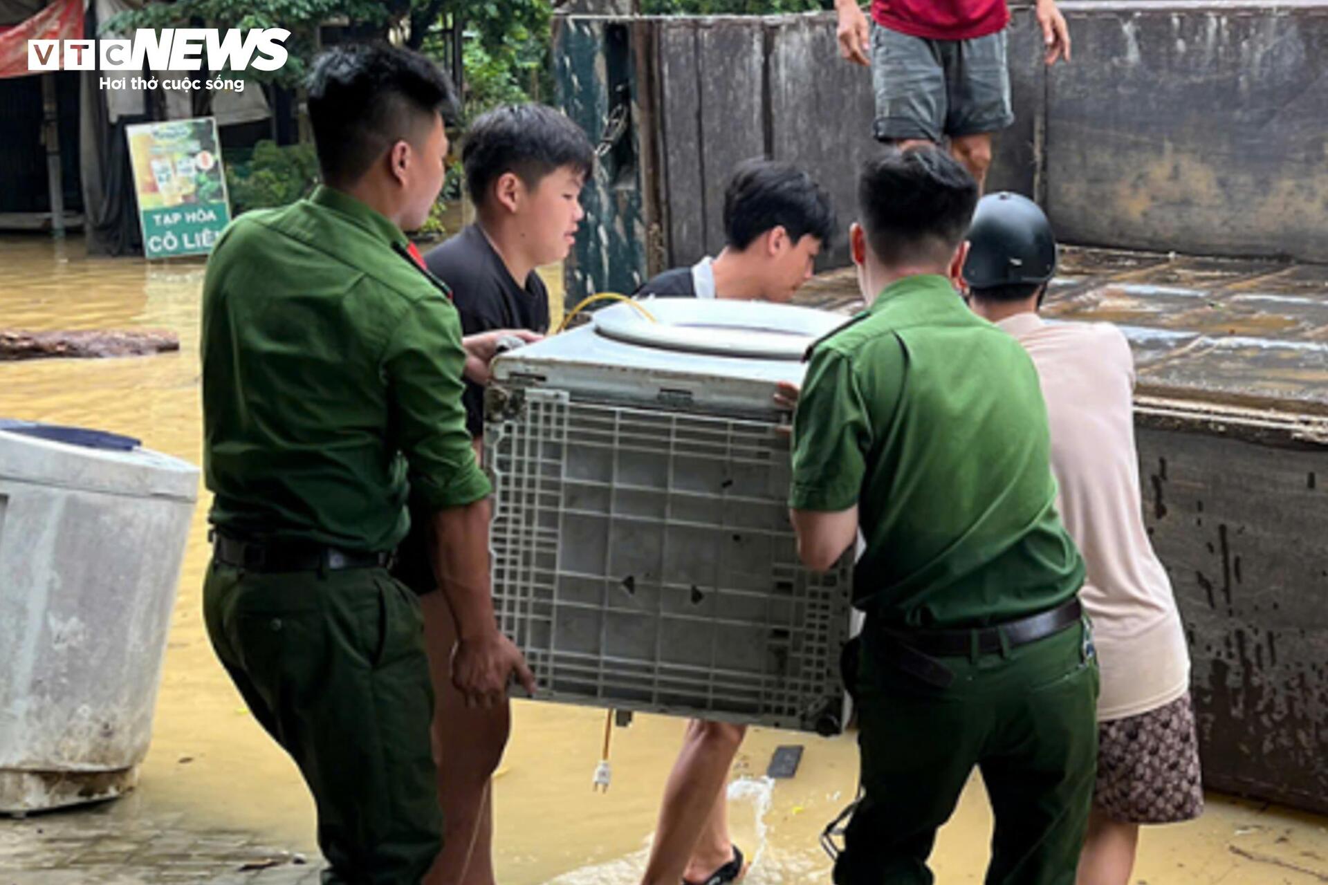 Nước lũ sông Hồng tràn vào nhà dân, ngập tới nóc tầng 1- Ảnh 12.