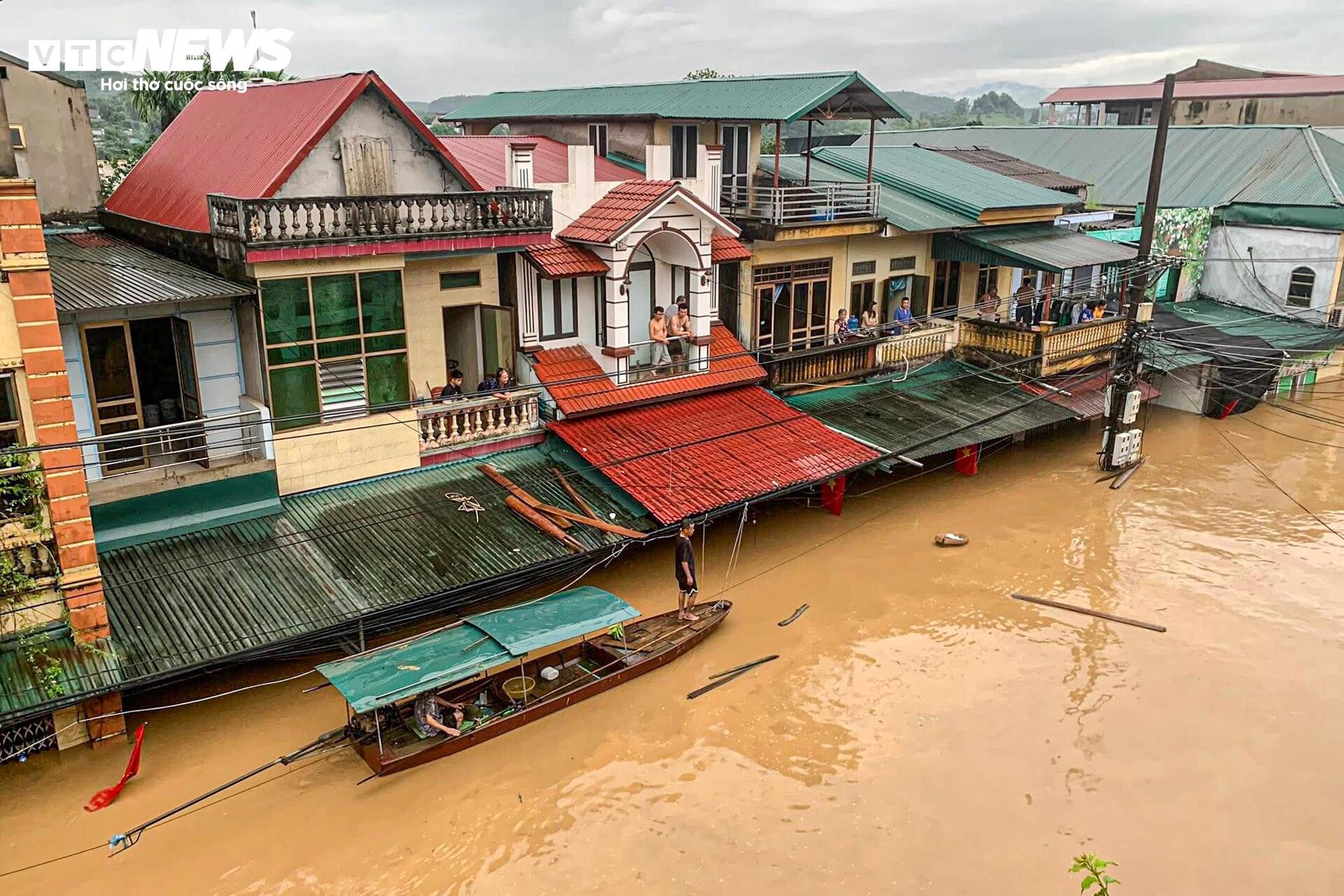 Nước lũ sông Hồng tràn vào nhà dân, ngập tới nóc tầng 1- Ảnh 7.