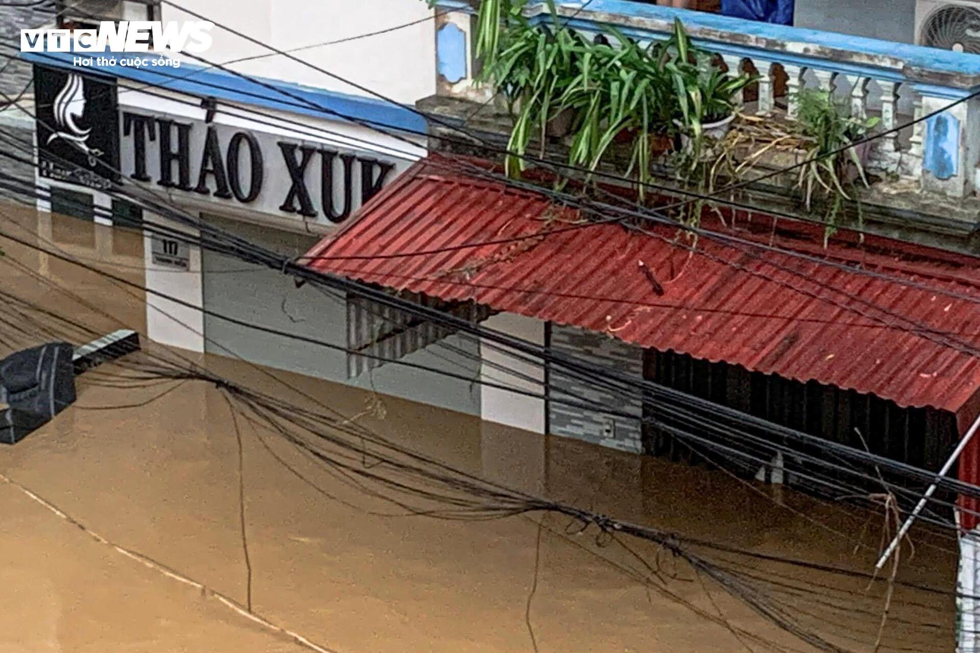 Nước lũ sông Hồng tràn vào nhà dân, ngập tới nóc tầng 1- Ảnh 8.