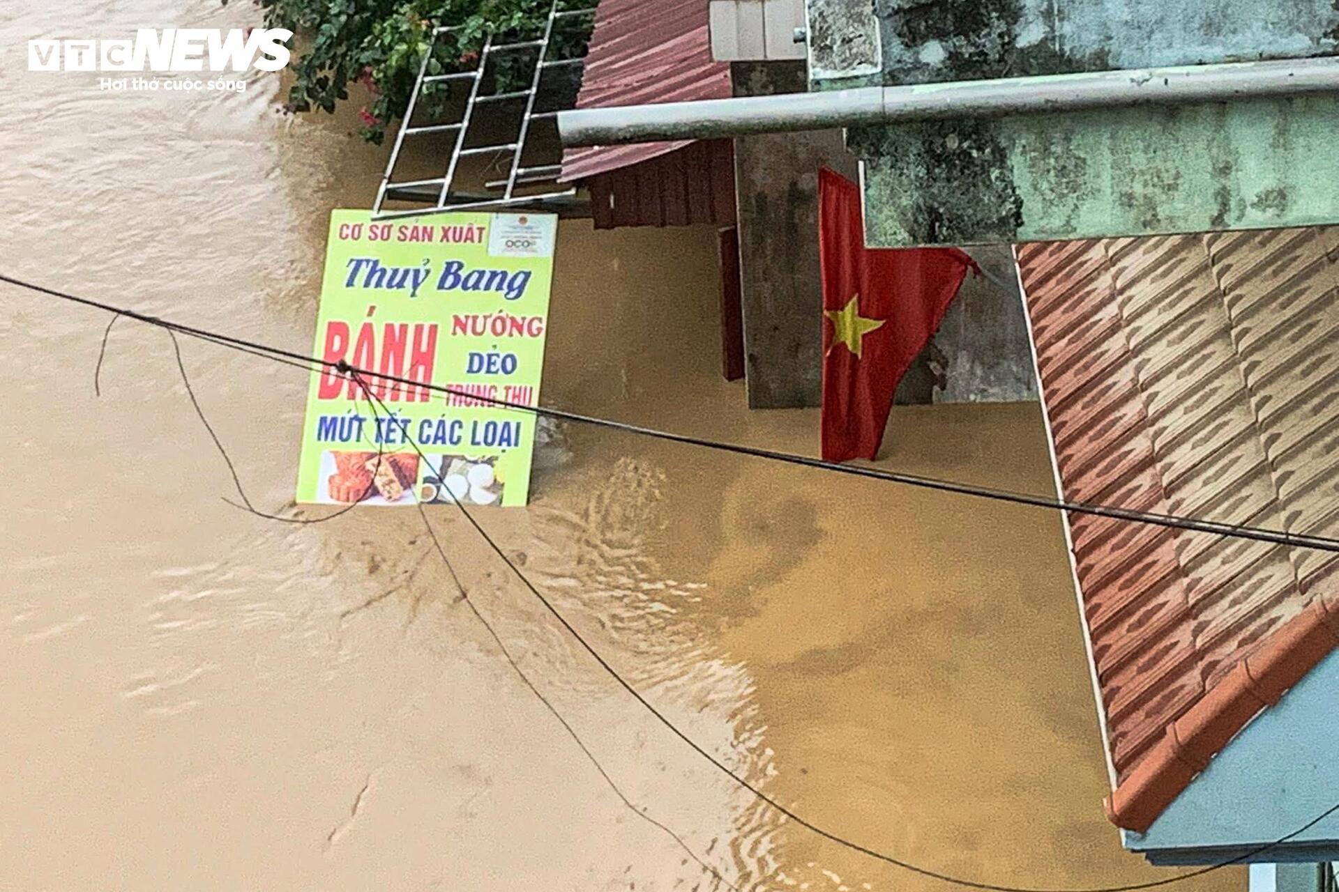 Nước lũ sông Hồng tràn vào nhà dân, ngập tới nóc tầng 1- Ảnh 9.