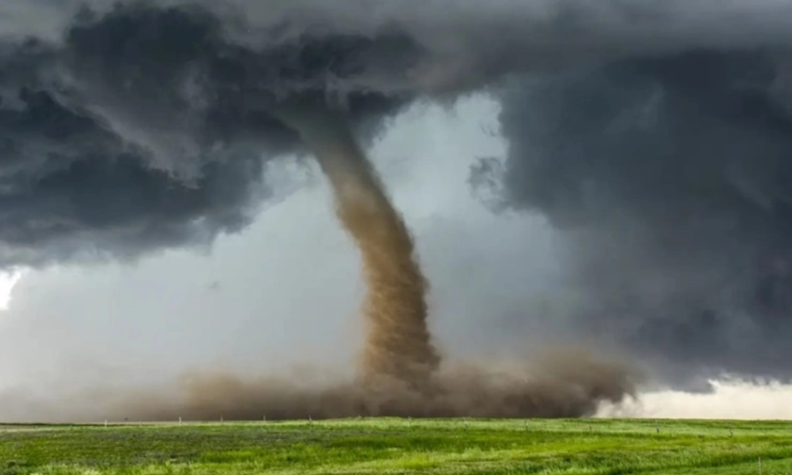 Lốc xoáy có thể san phẳng một vùng rộng lớn, làm biến dạng địa hình quét qua: Con người cần làm gì để sống sót!- Ảnh 3. Lốc xoáy có thể san phẳng một vùng rộng lớn, làm biến dạng địa hình quét qua: Con người cần làm gì để sống sót!- Ảnh 3.