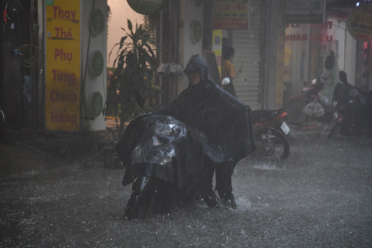 H&agrave; Nội mưa ngập kinh ho&agrave;ng từ s&aacute;ng đến tối: Nhiều người bất chấp &ldquo;bơi&rdquo; về nh&agrave;- Ảnh 2.