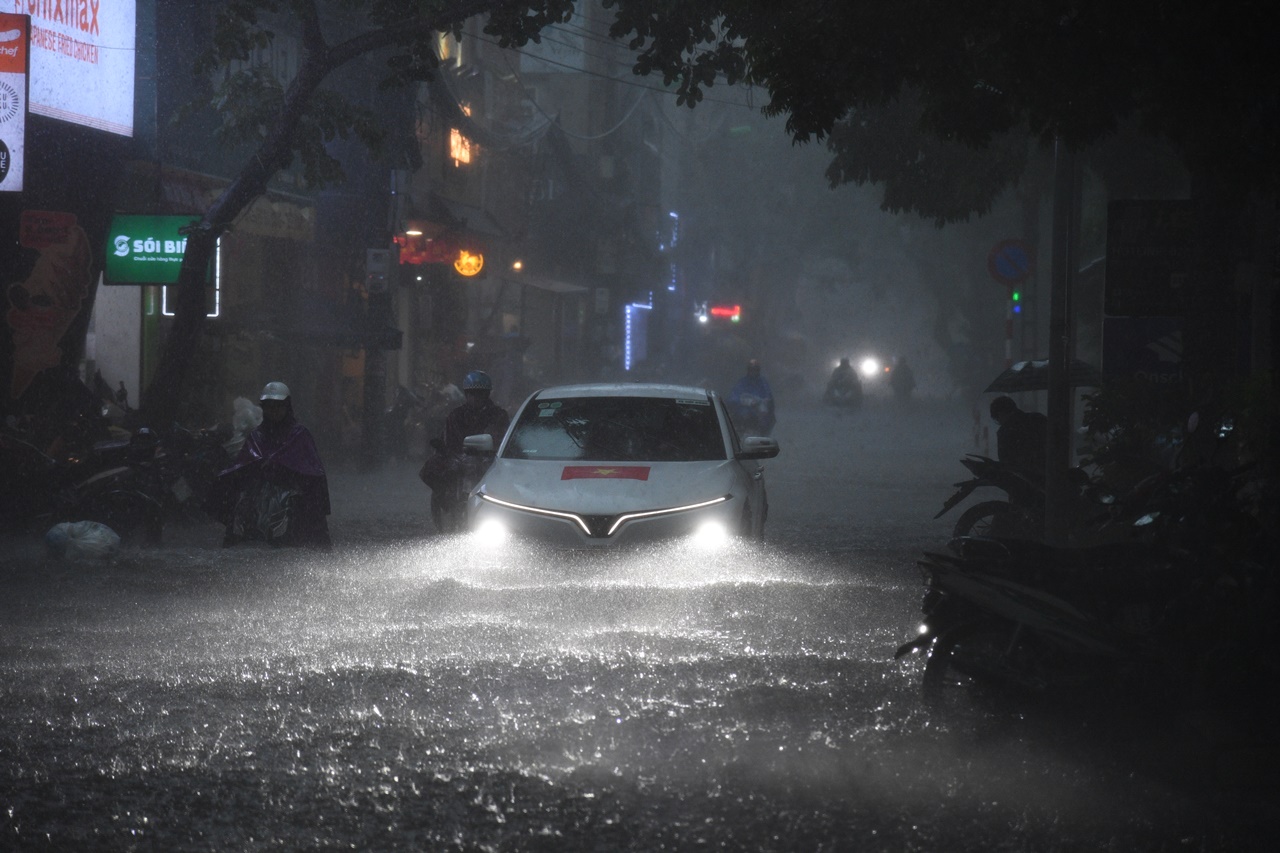 H&agrave; Nội mưa ngập kinh ho&agrave;ng từ s&aacute;ng đến tối: Nhiều người bất chấp &ldquo;bơi&rdquo; về nh&agrave;- Ảnh 3.