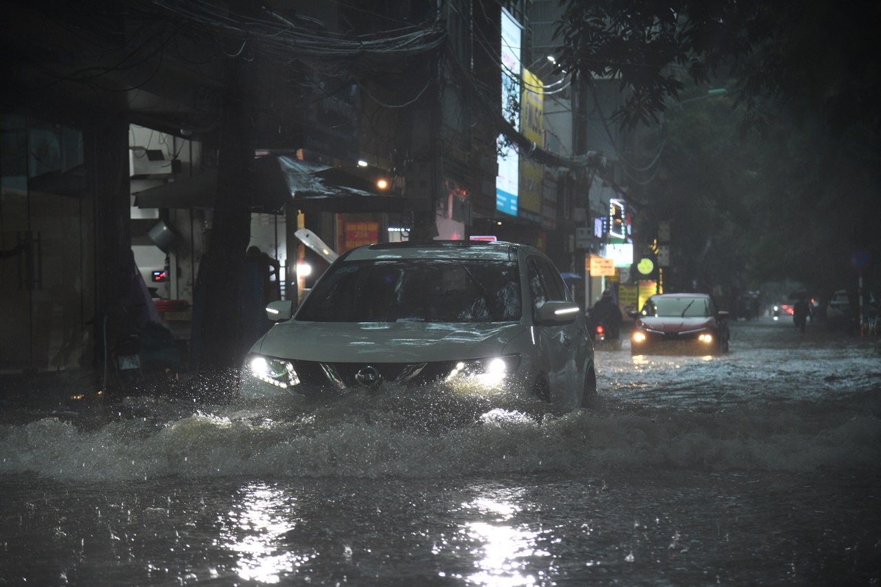 H&agrave; Nội mưa ngập kinh ho&agrave;ng từ s&aacute;ng đến tối: Nhiều người bất chấp &ldquo;bơi&rdquo; về nh&agrave;- Ảnh 4.