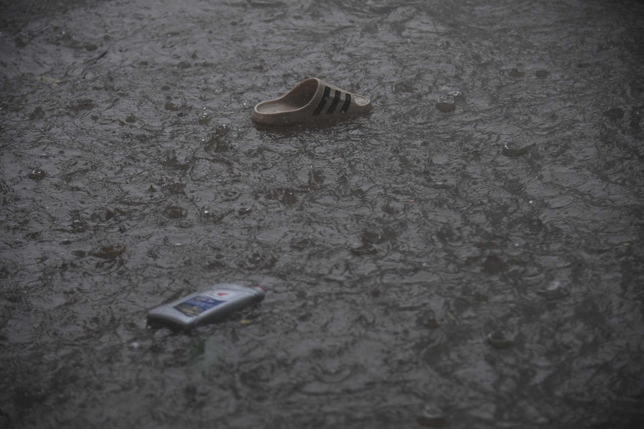 H&agrave; Nội mưa ngập kinh ho&agrave;ng từ s&aacute;ng đến tối: Nhiều người bất chấp &ldquo;bơi&rdquo; về nh&agrave;- Ảnh 5.