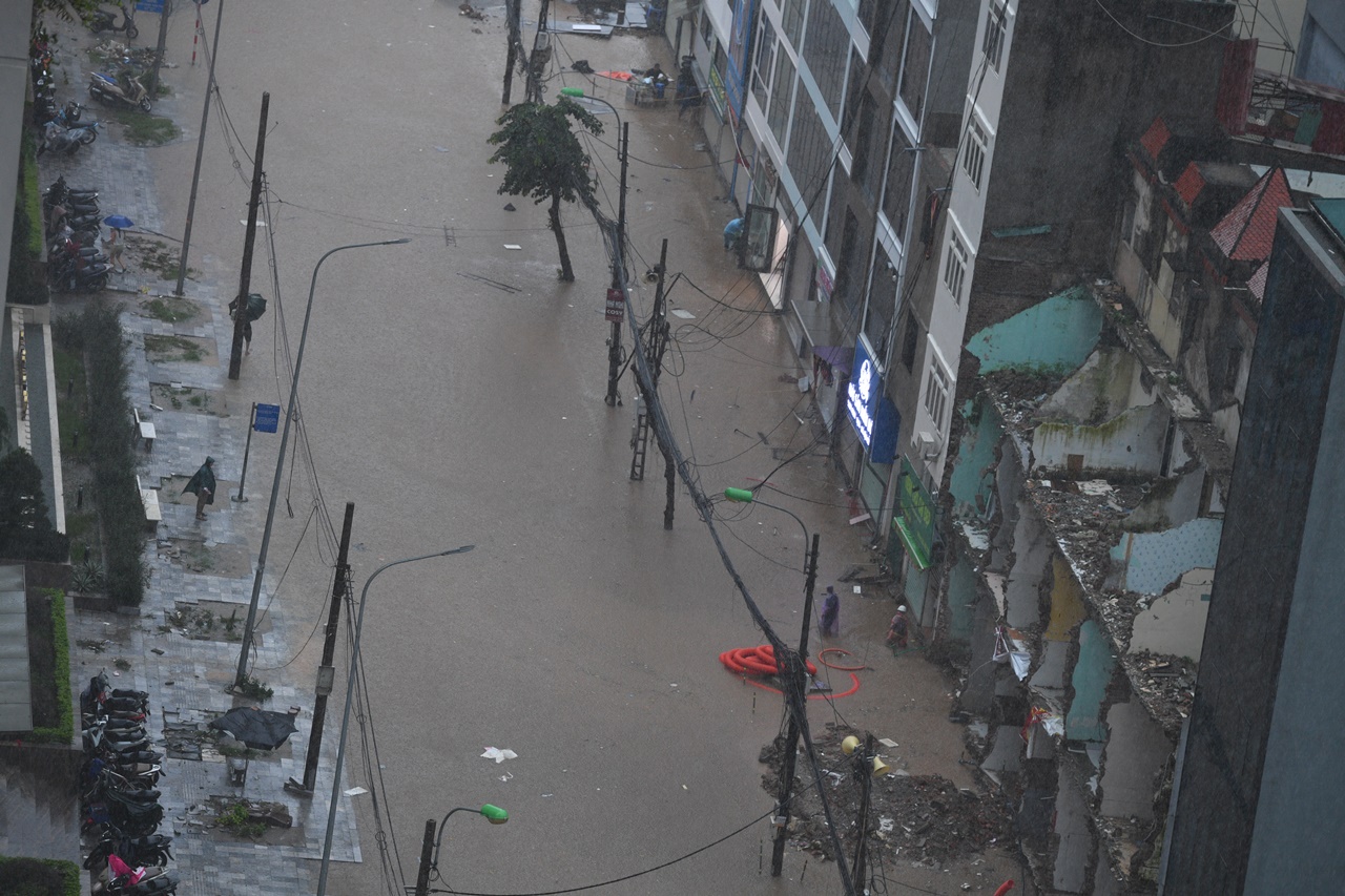 H&agrave; Nội mưa ngập kinh ho&agrave;ng từ s&aacute;ng đến tối: Nhiều người bất chấp &ldquo;bơi&rdquo; về nh&agrave;- Ảnh 7.