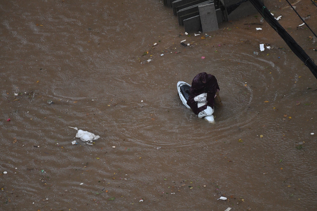 H&agrave; Nội mưa ngập kinh ho&agrave;ng từ s&aacute;ng đến tối: Nhiều người bất chấp &ldquo;bơi&rdquo; về nh&agrave;- Ảnh 9.