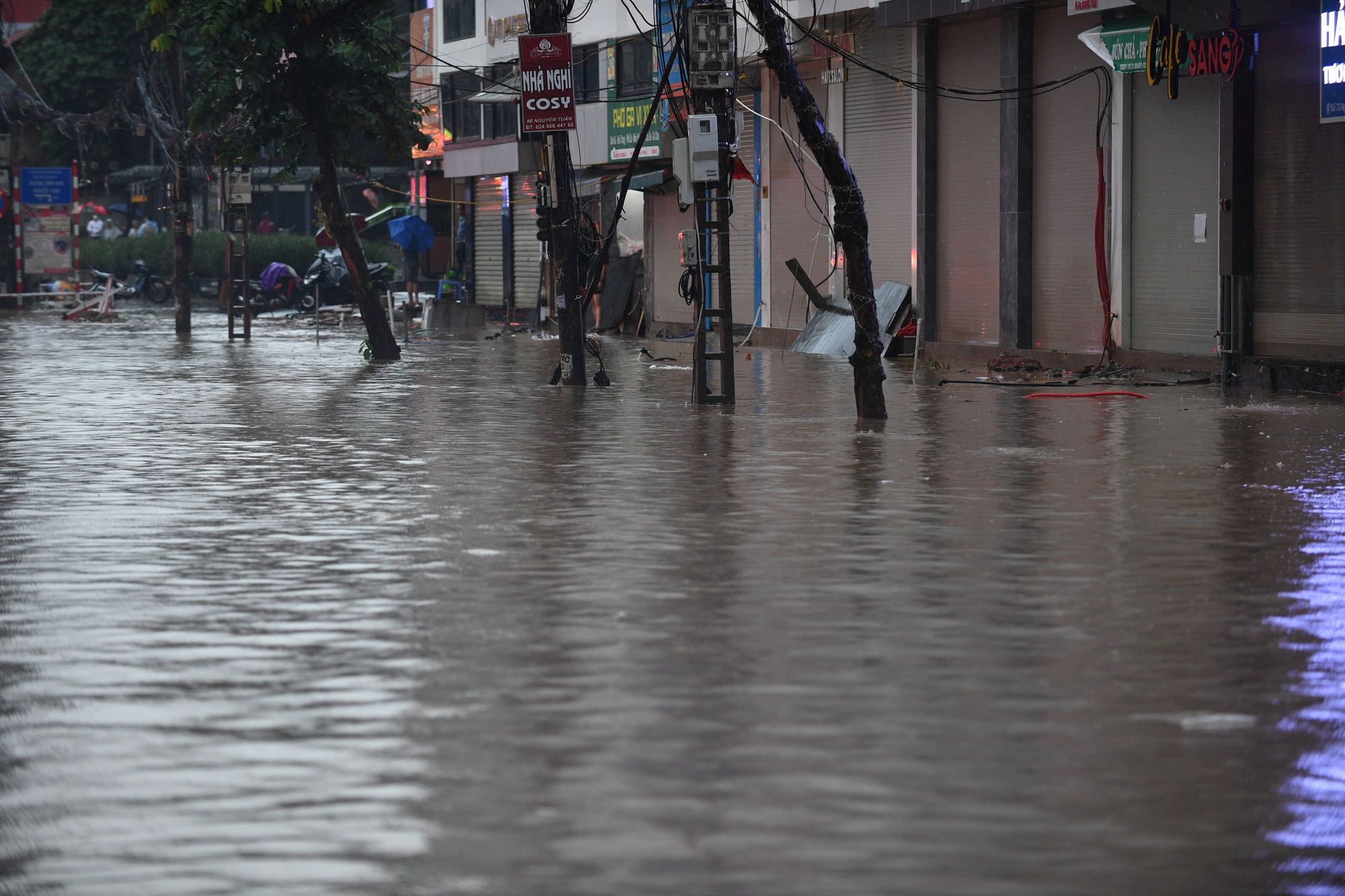 H&agrave; Nội mưa ngập kinh ho&agrave;ng từ s&aacute;ng đến tối: Nhiều người bất chấp &ldquo;bơi&rdquo; về nh&agrave;- Ảnh 19.