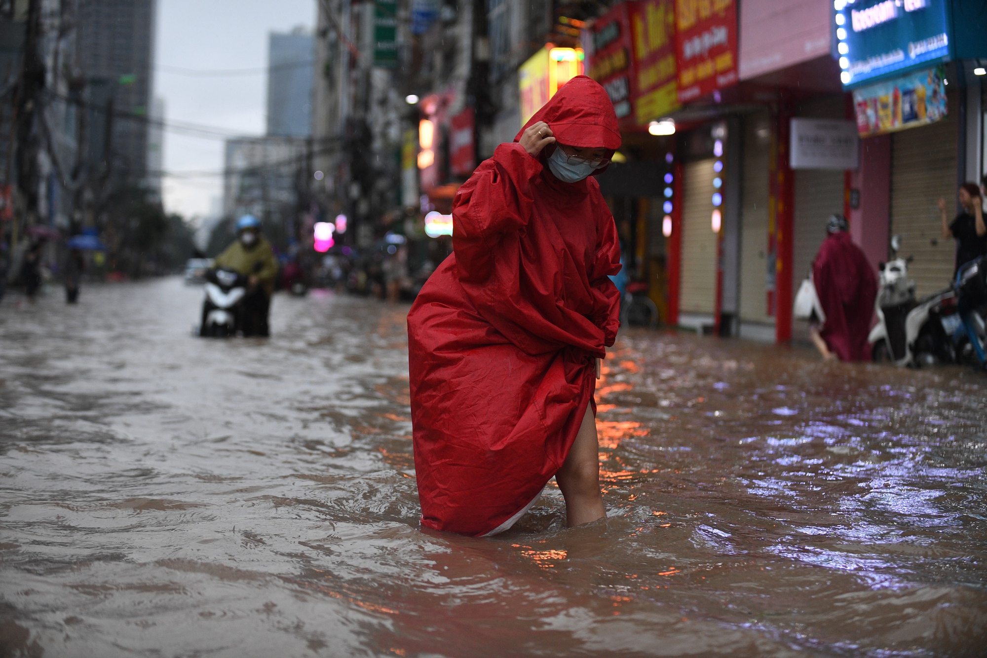 H&agrave; Nội mưa ngập kinh ho&agrave;ng từ s&aacute;ng đến tối: Nhiều người bất chấp &ldquo;bơi&rdquo; về nh&agrave;- Ảnh 20.