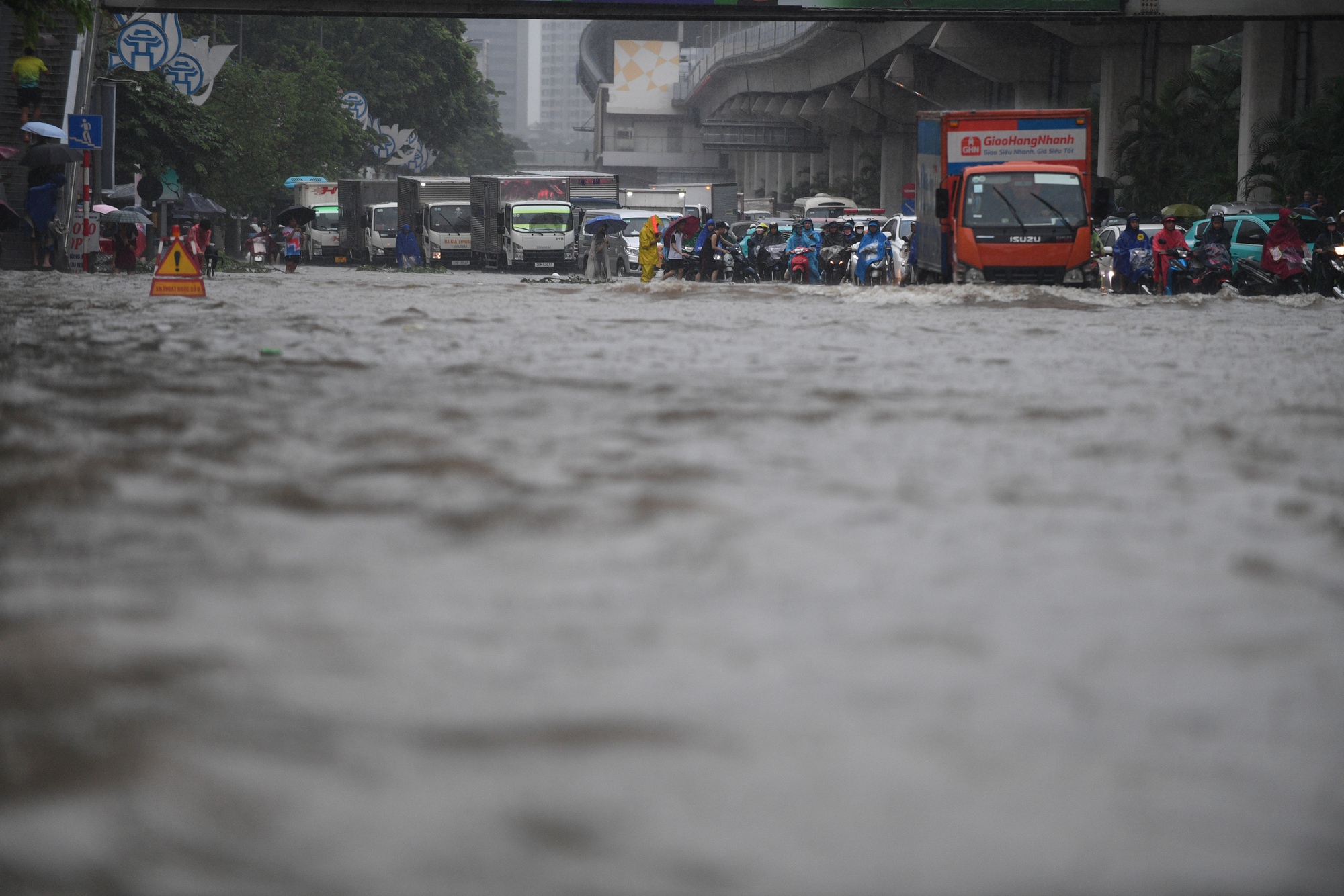 H&agrave; Nội mưa ngập kinh ho&agrave;ng từ s&aacute;ng đến tối: Nhiều người bất chấp &ldquo;bơi&rdquo; về nh&agrave;- Ảnh 21.