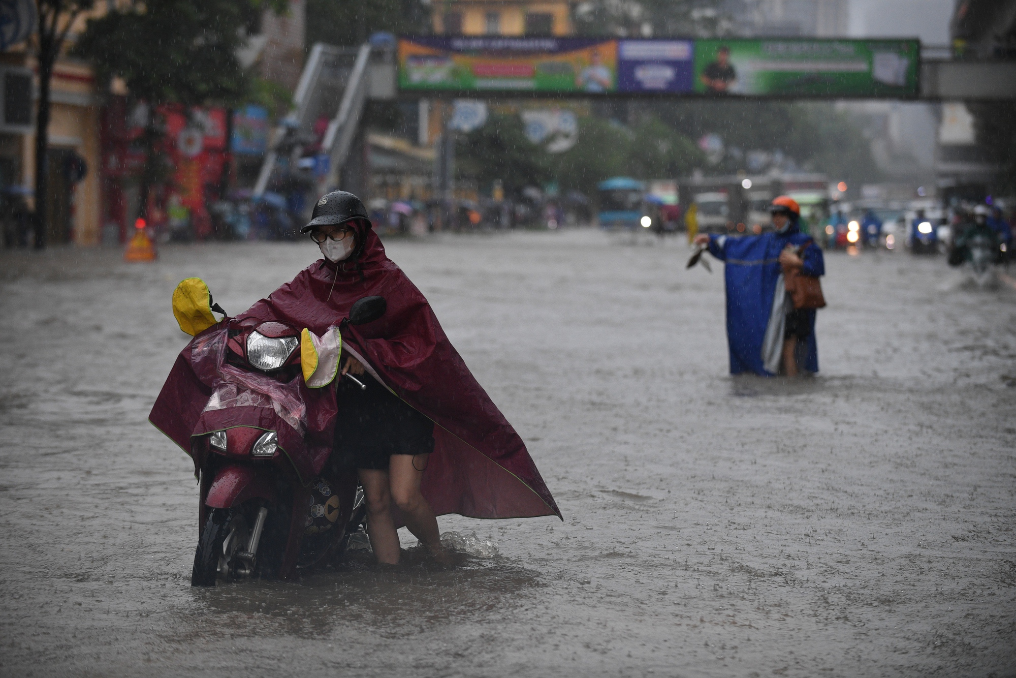 Giao thông Hà Nội hỗn loạn vì mưa ngập: Hàng loạt ô tô ngâm trong nước, người dân “bơi” về nhà- Ảnh 22.