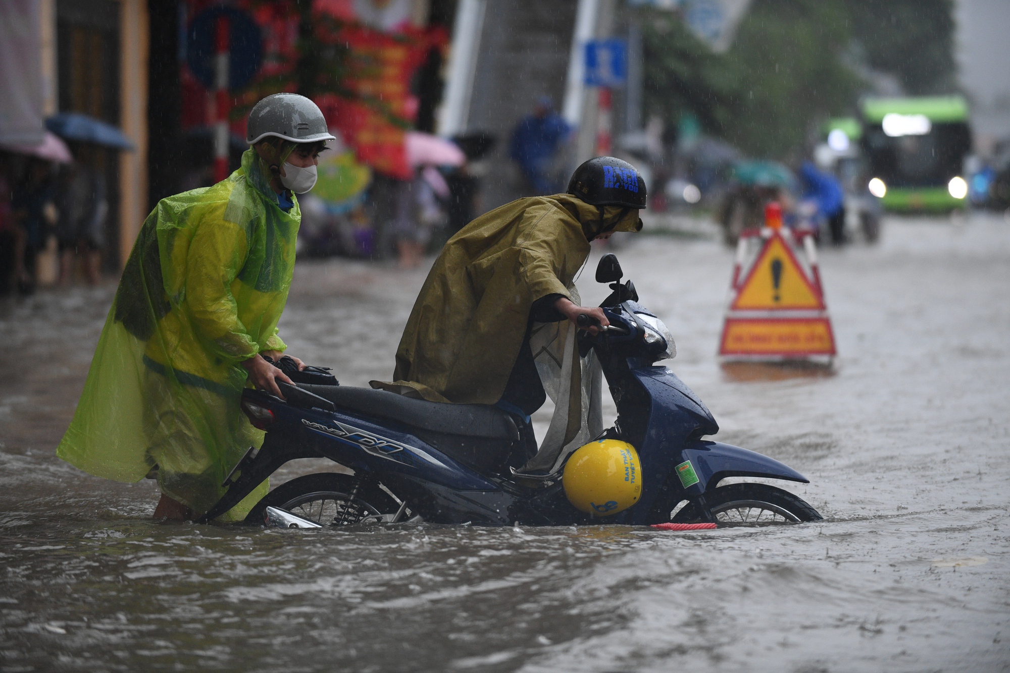 Giao thông Hà Nội hỗn loạn vì mưa ngập: Hàng loạt ô tô ngâm trong nước, người dân “bơi” về nhà- Ảnh 23.