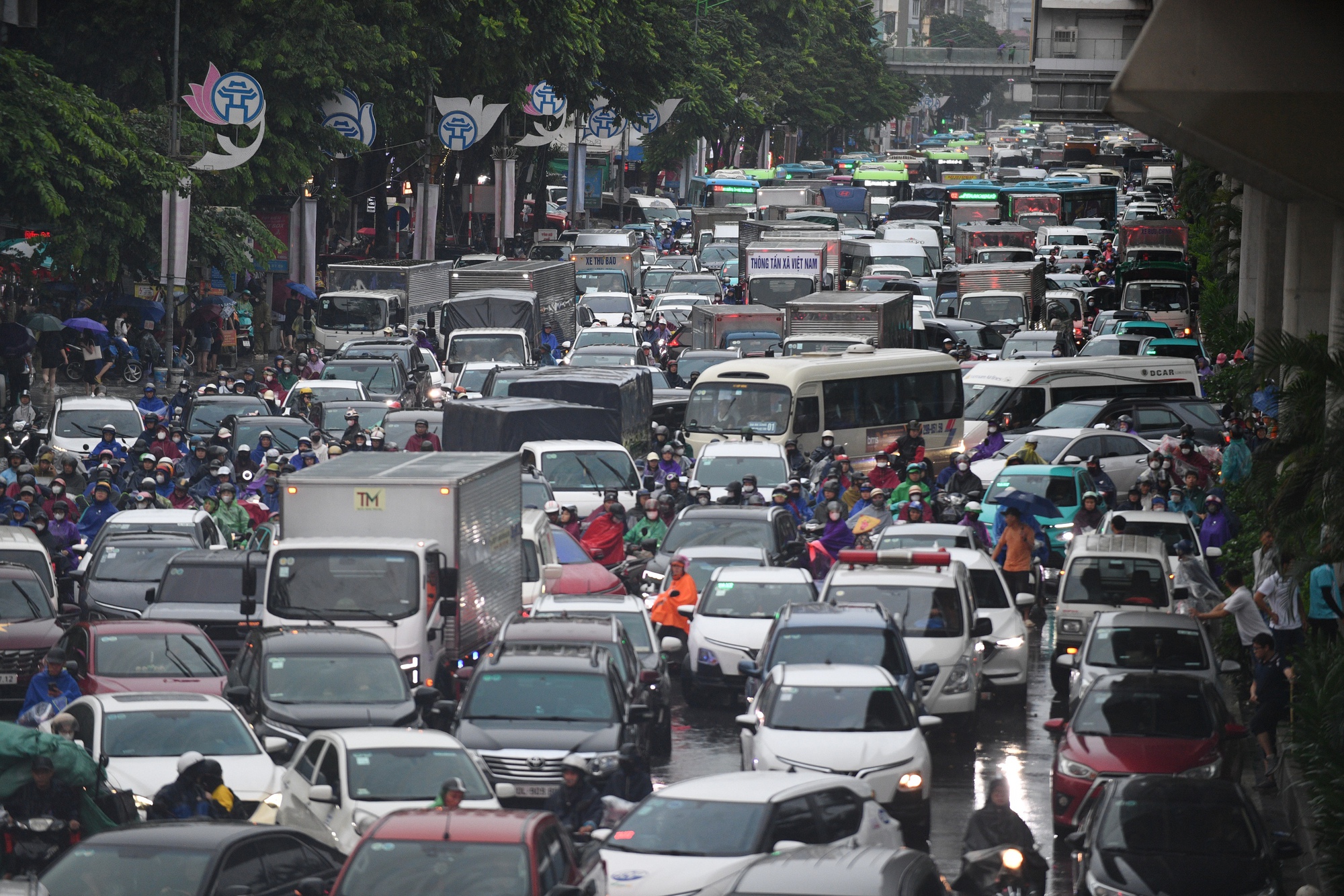 Giao thông Hà Nội hỗn loạn vì mưa ngập: Hàng loạt ô tô ngâm trong nước, người dân “bơi” về nhà- Ảnh 24.