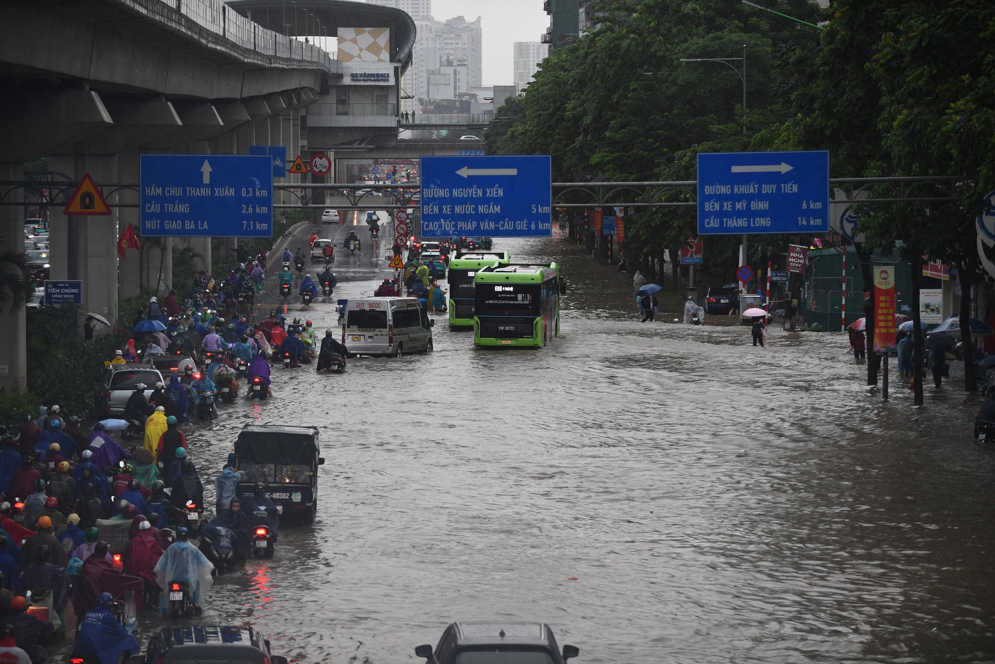 Giao thông Hà Nội hỗn loạn vì mưa ngập: Hàng loạt ô tô ngâm trong nước, người dân “bơi” về nhà- Ảnh 25.