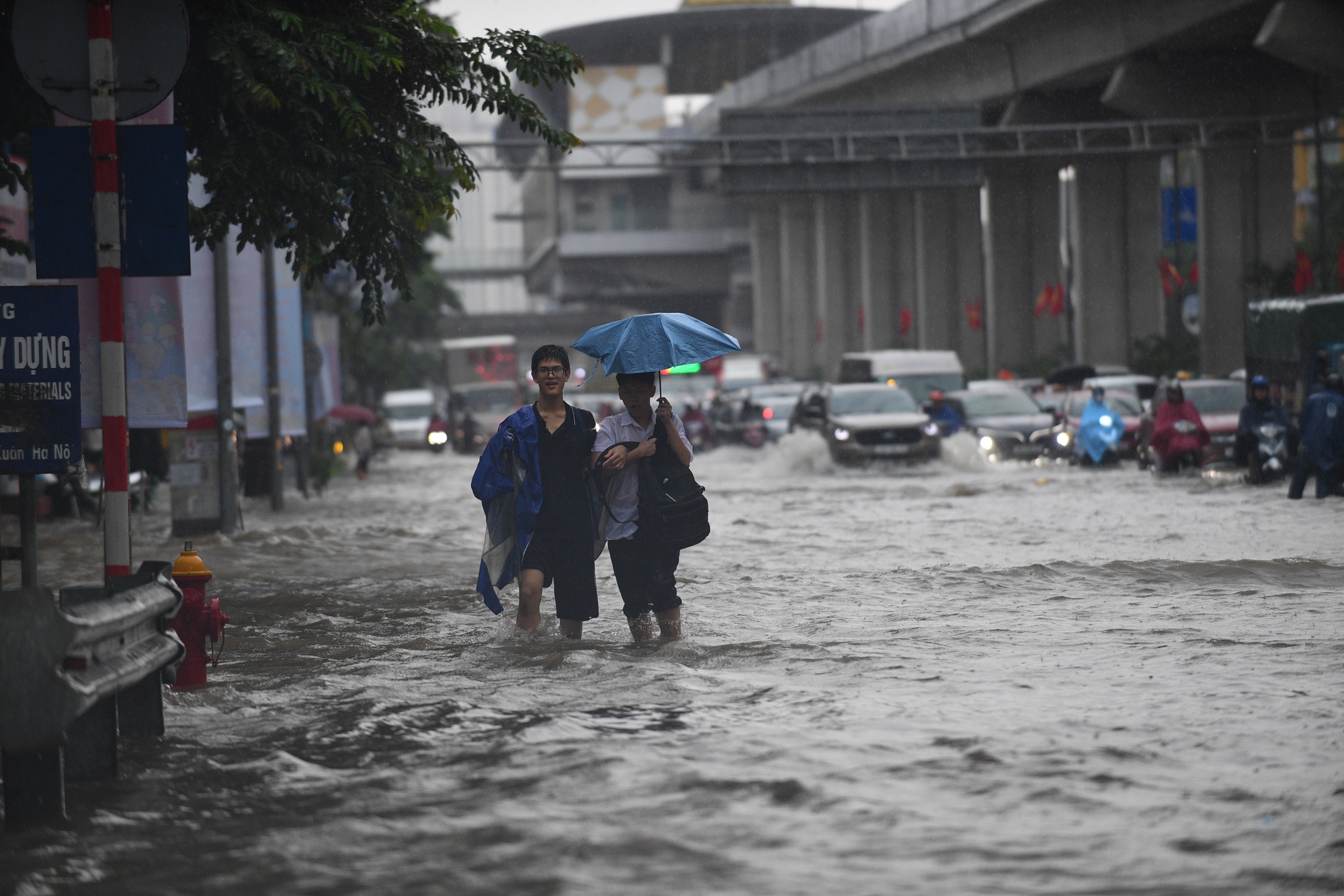 Giao thông Hà Nội hỗn loạn vì mưa ngập: Hàng loạt ô tô ngâm trong nước, người dân “bơi” về nhà- Ảnh 26.