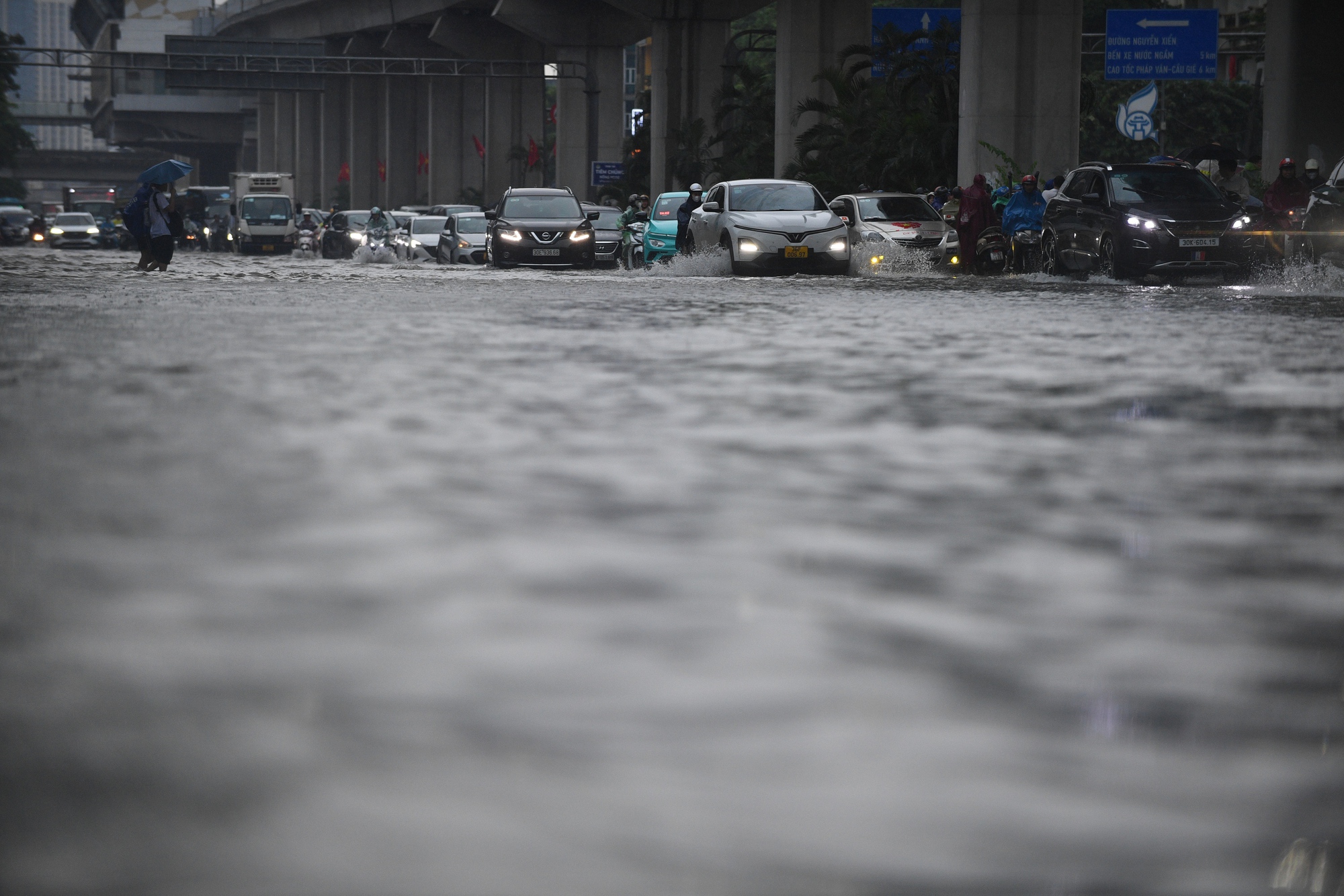 H&agrave; Nội mưa ngập kinh ho&agrave;ng từ s&aacute;ng đến tối: Nhiều người bất chấp &ldquo;bơi&rdquo; về nh&agrave;- Ảnh 27.