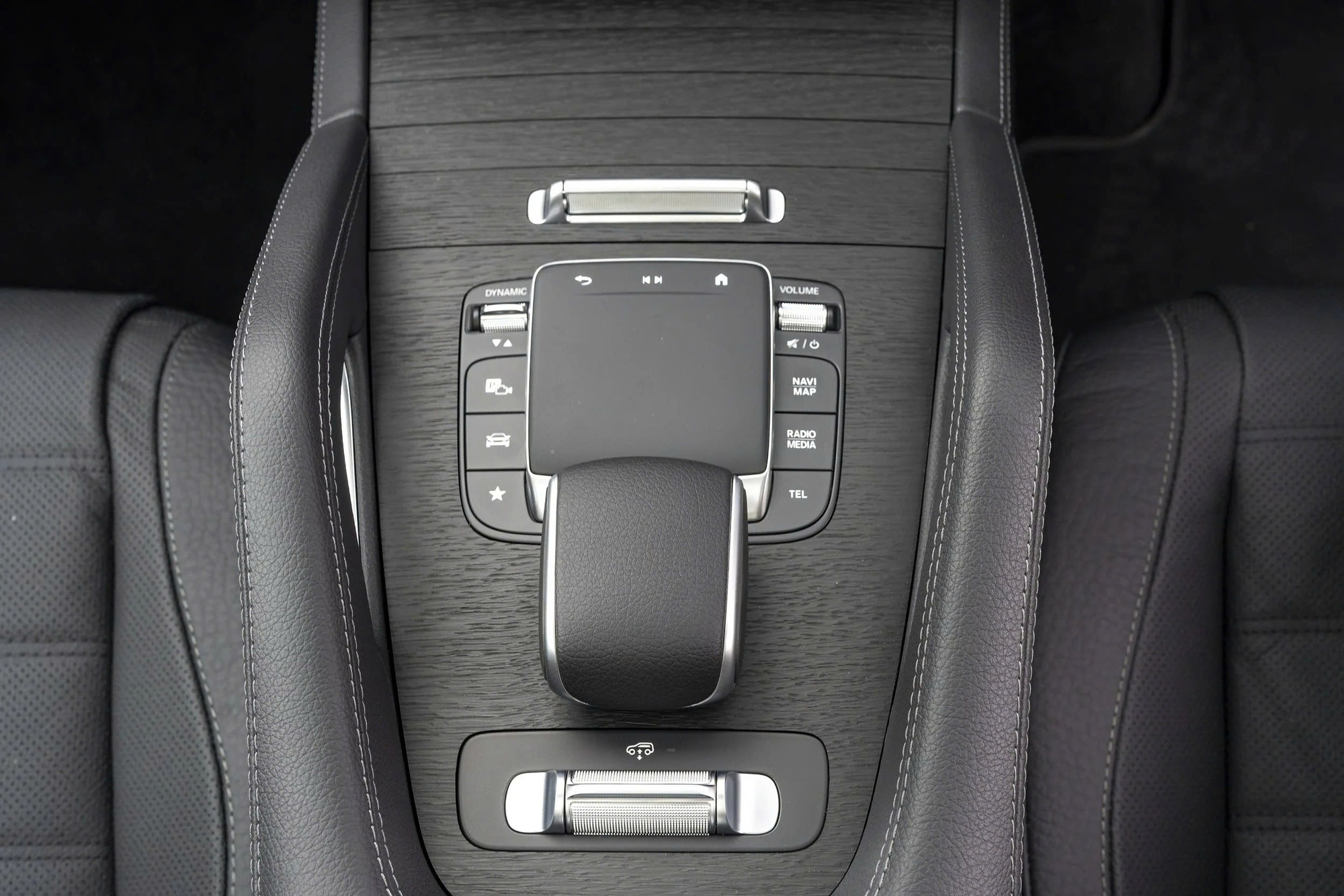 Mercedes-Benz GLE 2025 nhận cọc tại đại lý: Giá dự kiến hơn 4 tỷ đồng, thêm PHEV chạy 100km không cần xăng, giao tháng 11 cạnh tranh X5- Ảnh 9. Mercedes-Benz GLE 2025 nhận cọc tại đại lý: Giá dự kiến hơn 4 tỷ đồng, thêm PHEV chạy 100km không cần xăng, giao tháng 11 cạnh tranh X5- Ảnh 9.