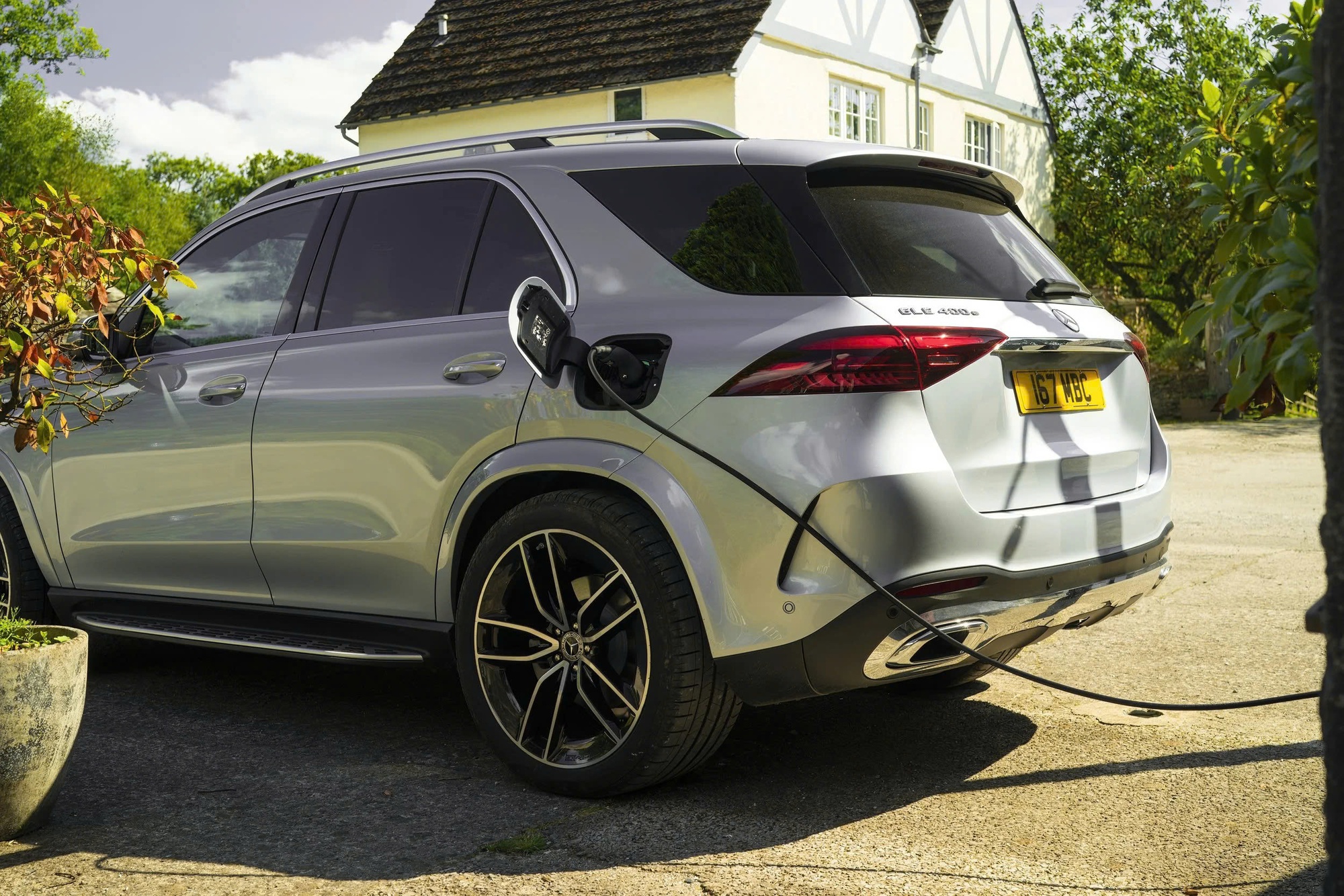 Mercedes-Benz GLE 2025 nhận cọc tại đại lý: Giá dự kiến hơn 4 tỷ đồng, thêm PHEV chạy 100km không cần xăng, giao tháng 11 cạnh tranh X5- Ảnh 7. Mercedes-Benz GLE 2025 nhận cọc tại đại lý: Giá dự kiến hơn 4 tỷ đồng, thêm PHEV chạy 100km không cần xăng, giao tháng 11 cạnh tranh X5- Ảnh 7.