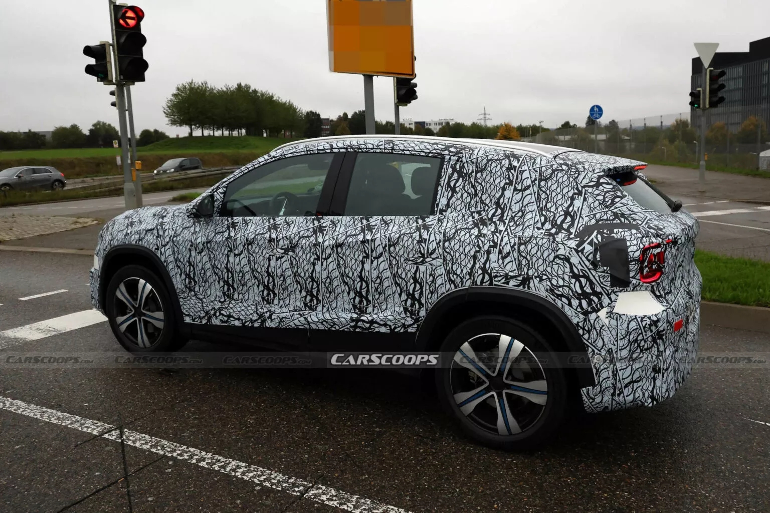 Mercedes-Benz GLA đời mới lộ diện trên đường: Thiết kế có điểm giống GLC, dùng cả hybrid, điện, dễ ra mắt năm sau- Ảnh 4.