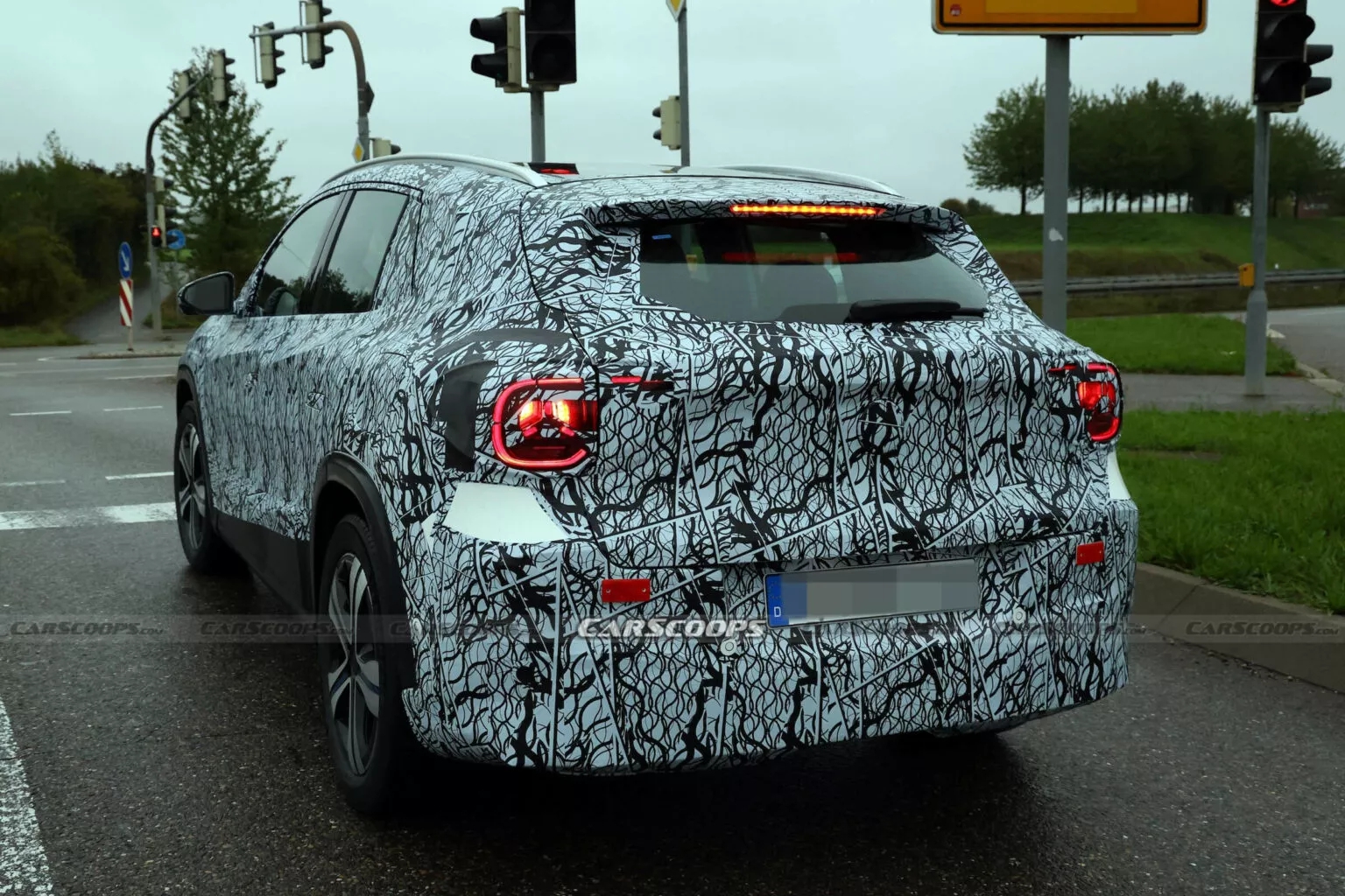 Mercedes-Benz GLA đời mới lộ diện trên đường: Thiết kế có điểm giống GLC, dùng cả hybrid, điện, dễ ra mắt năm sau- Ảnh 3.