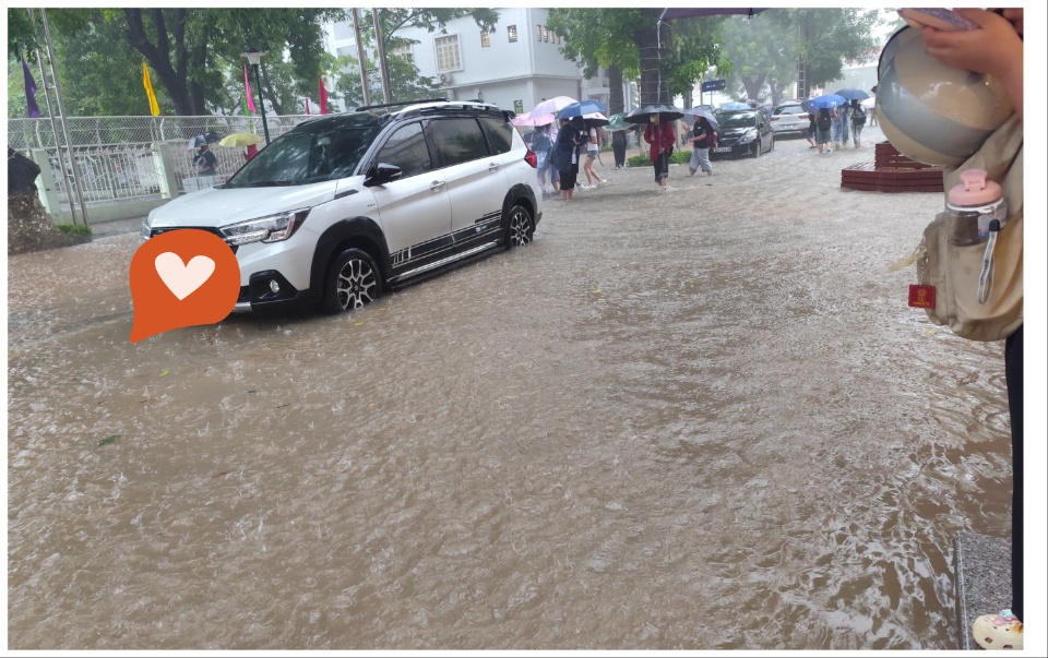Chùm ảnh sinh viên lội nước đi học ngày mưa bão: Ngập không quan trọng, quan trọng là điểm chuyên cần còn nguyên!- Ảnh 3.