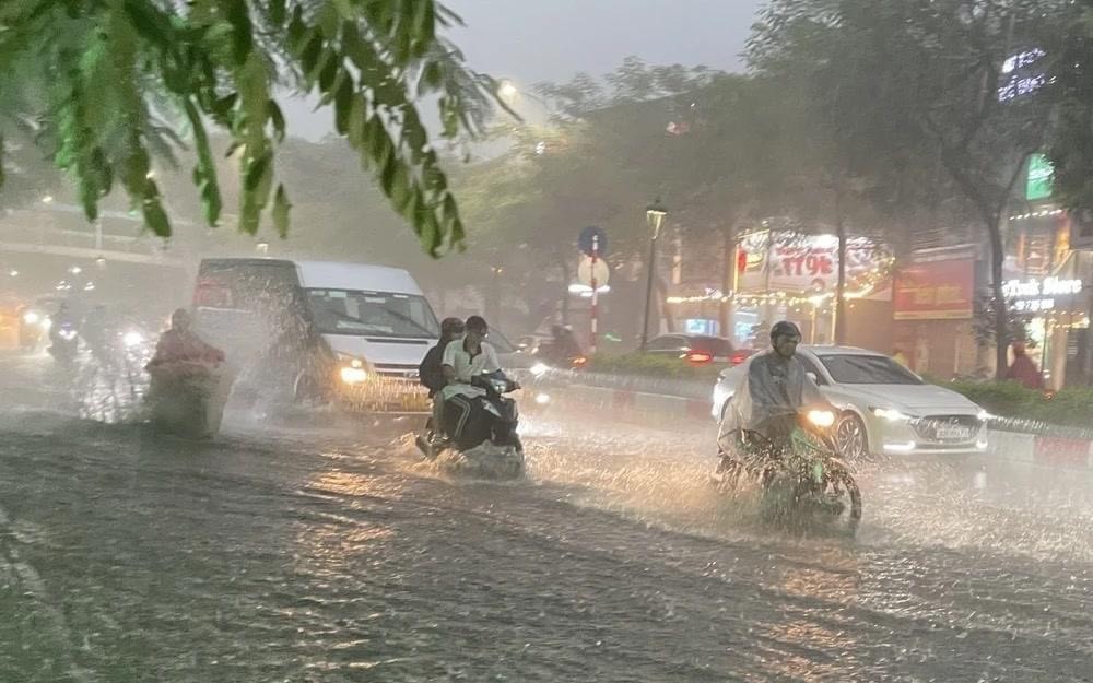 Cảnh báo khẩn: Hà Nội mưa dông nhiều nơi, có thể xảy ra mưa đá, lốc, sét ở nội thành