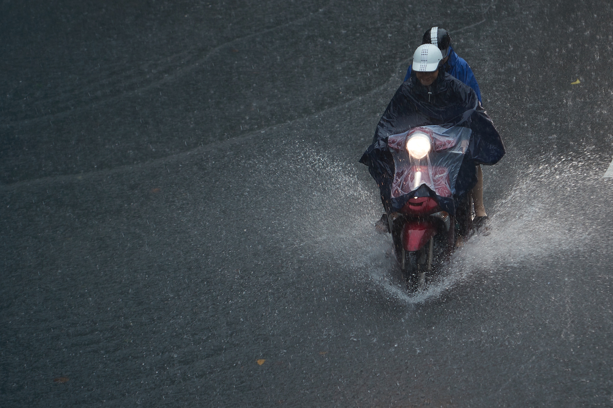 Giao thông Hà Nội hỗn loạn vì mưa ngập: Hàng loạt ô tô ngâm trong nước, người dân “bơi” về nhà- Ảnh 10.