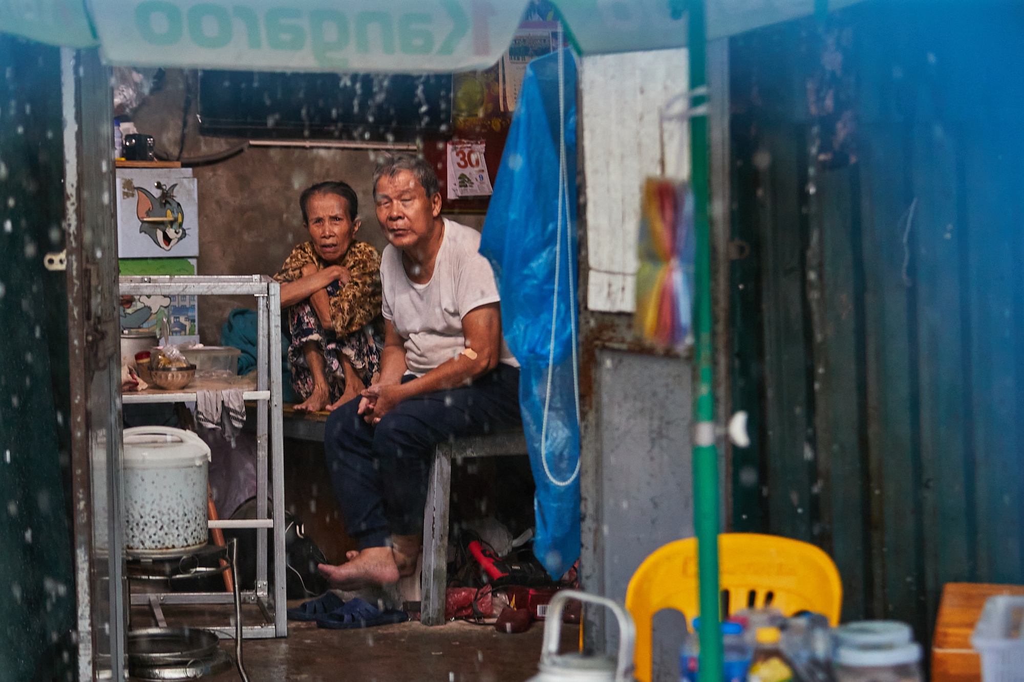 Giao thông Hà Nội hỗn loạn vì mưa ngập: Hàng loạt ô tô ngâm trong nước, người dân “bơi” về nhà- Ảnh 11.