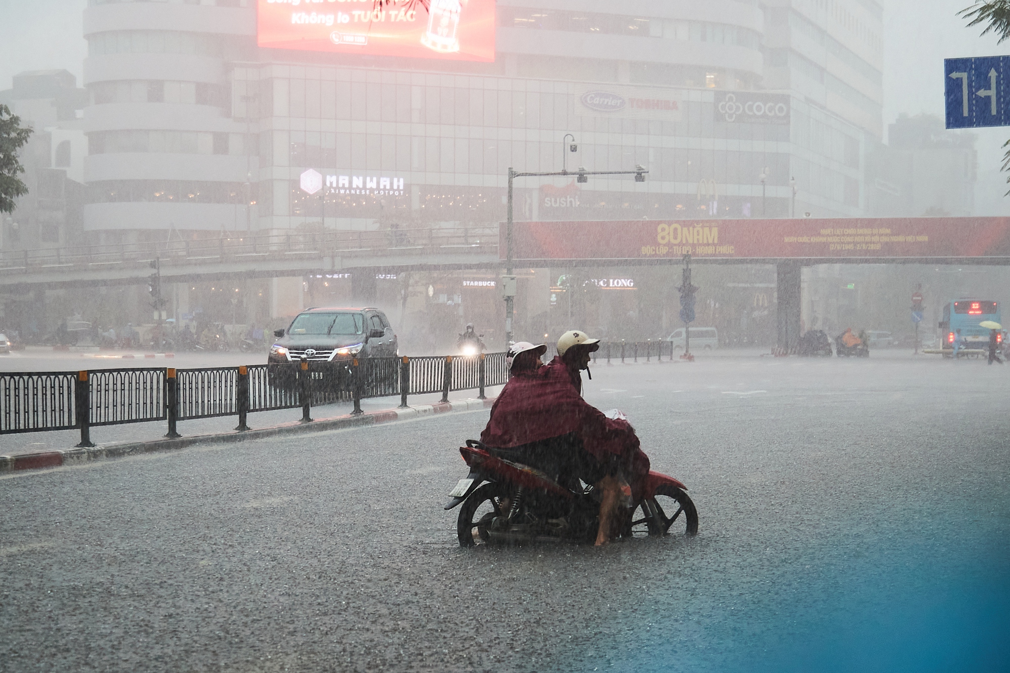 H&agrave; Nội mưa ngập kinh ho&agrave;ng từ s&aacute;ng đến tối: Nhiều người bất chấp &ldquo;bơi&rdquo; về nh&agrave;- Ảnh 12.