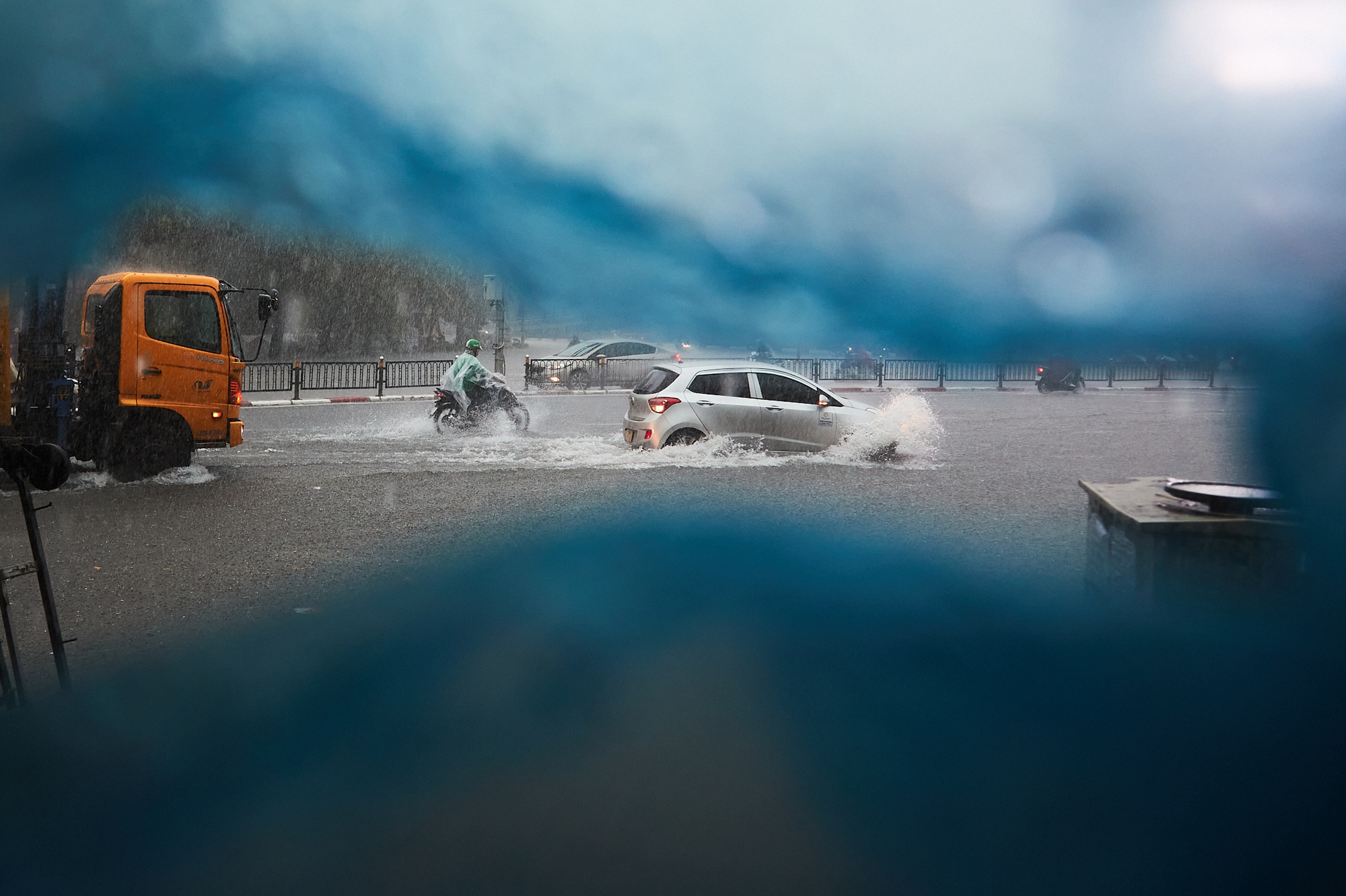 H&agrave; Nội mưa ngập kinh ho&agrave;ng từ s&aacute;ng đến tối: Nhiều người bất chấp &ldquo;bơi&rdquo; về nh&agrave;- Ảnh 13.