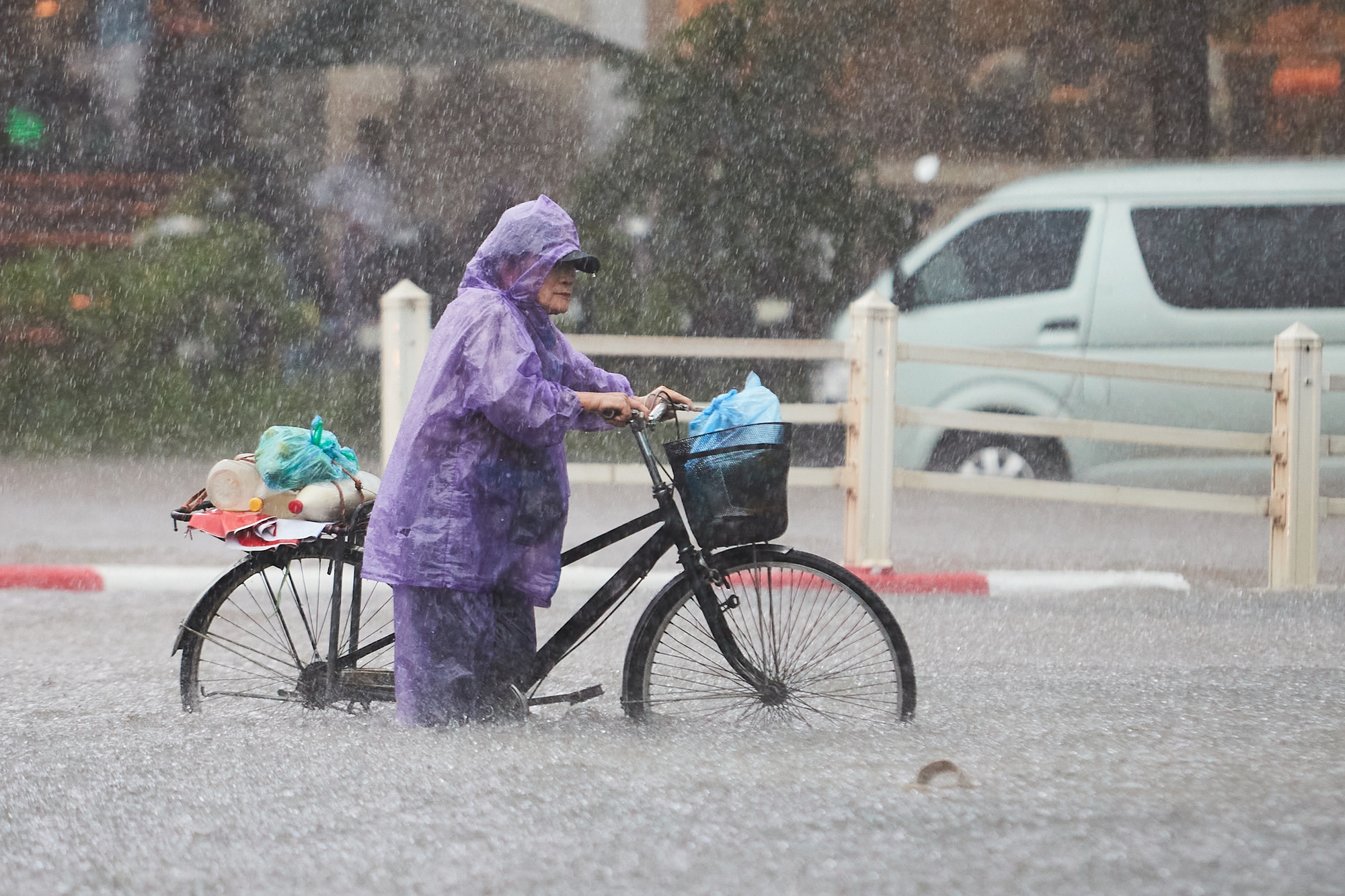 H&agrave; Nội mưa ngập kinh ho&agrave;ng từ s&aacute;ng đến tối: Nhiều người bất chấp &ldquo;bơi&rdquo; về nh&agrave;- Ảnh 14.