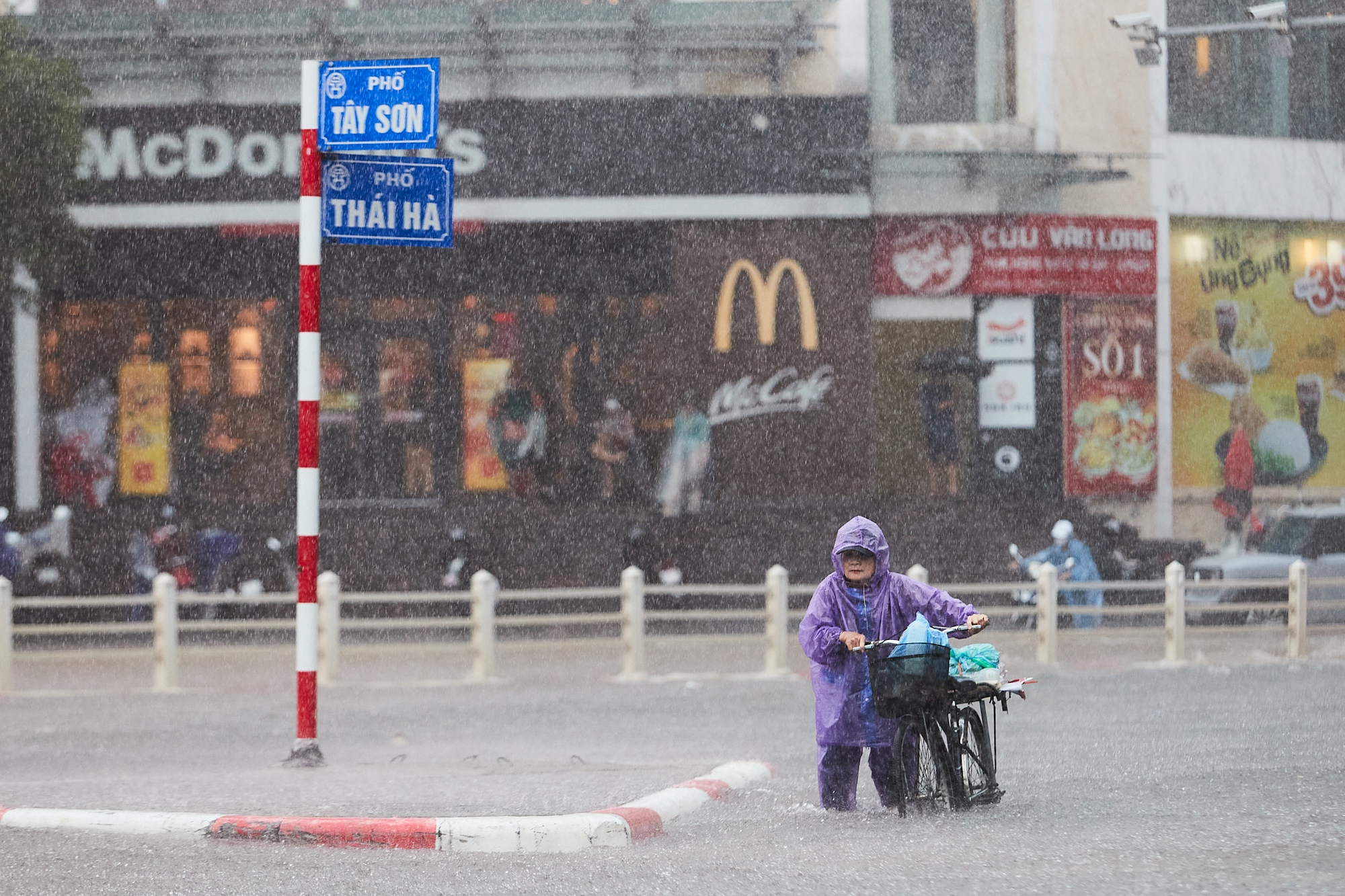 H&agrave; Nội mưa ngập kinh ho&agrave;ng từ s&aacute;ng đến tối: Nhiều người bất chấp &ldquo;bơi&rdquo; về nh&agrave;- Ảnh 15.
