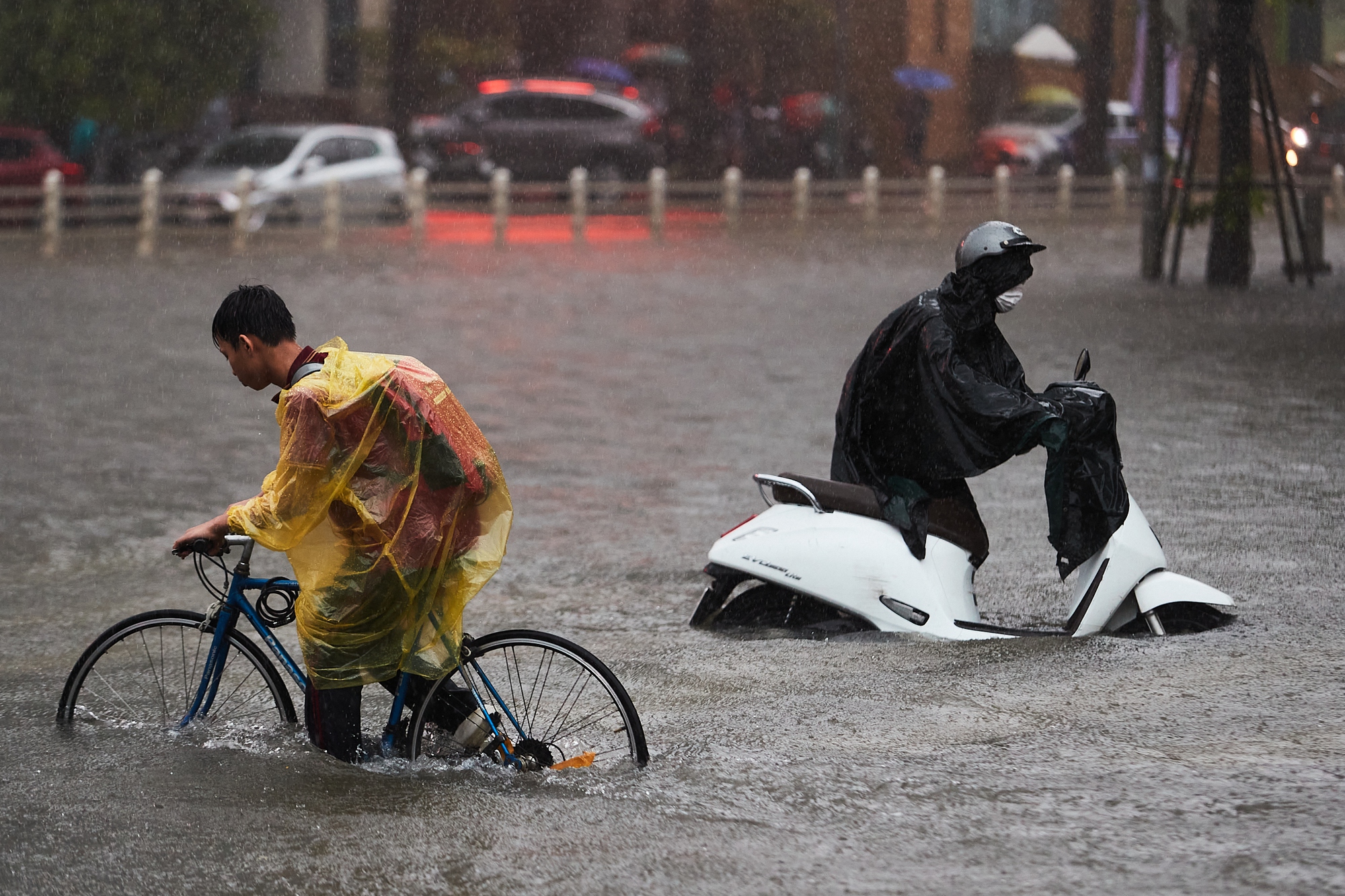H&agrave; Nội mưa ngập kinh ho&agrave;ng từ s&aacute;ng đến tối: Nhiều người bất chấp &ldquo;bơi&rdquo; về nh&agrave;- Ảnh 16.