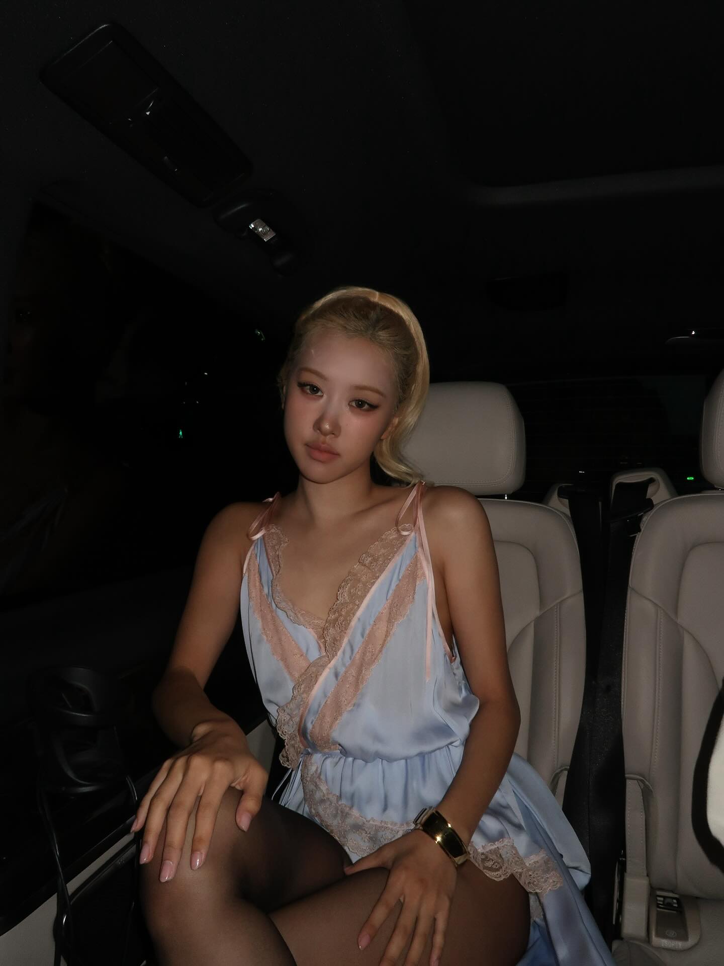 Rosé mặc váy ngủ đến show Saint Laurent hội ngộ bà xã Justin Bieber: Gặp sự cố bất ngờ vẫn sexy dữ dội- Ảnh 4. Rosé mặc váy ngủ đến show Saint Laurent hội ngộ bà xã Justin Bieber: Gặp sự cố bất ngờ vẫn sexy dữ dội- Ảnh 4.
