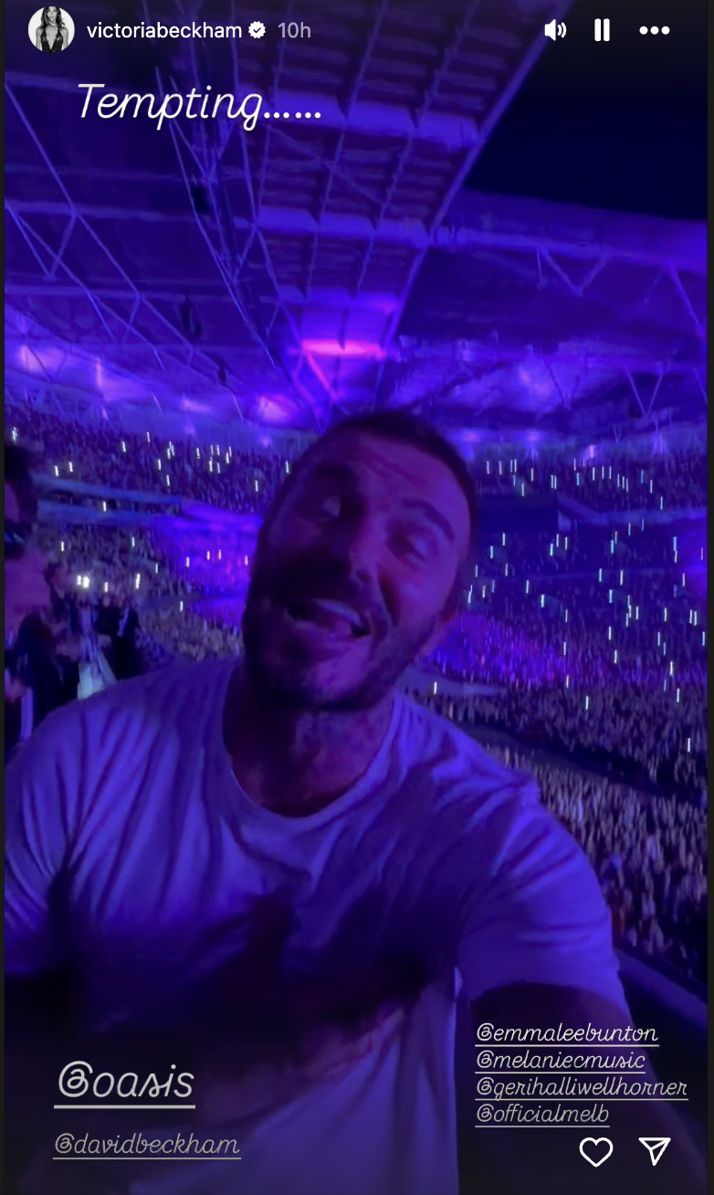 David Beckham ôm con gái Harper thắm thiết khi đi xem concert, nhan sắc đời thường của tiểu thư tài phiệt gây sốt- Ảnh 6. David Beckham ôm con gái Harper thắm thiết khi đi xem concert, nhan sắc đời thường của tiểu thư tài phiệt gây sốt- Ảnh 6.