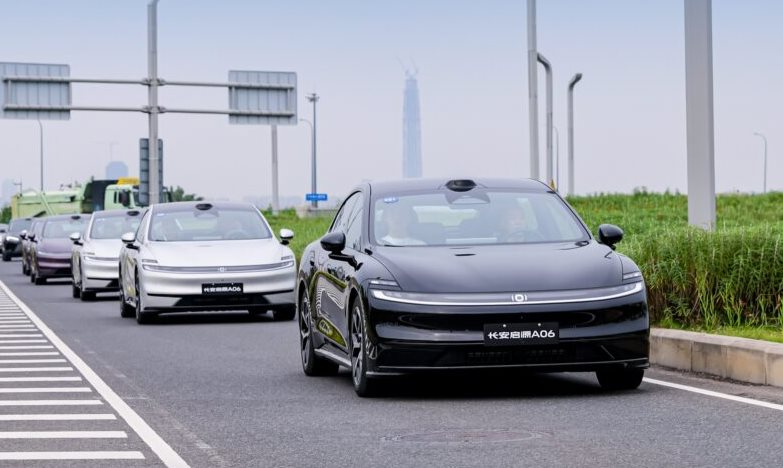 H&atilde;ng xe x&acirc;y nh&agrave; m&aacute;y tại Huế ra mắt sedan điện sạc nhanh trong 12 ph&uacute;t: Một lần sạc đi 630 km, gi&aacute; khởi điểm hơn 400 triệu đồng- Ảnh 1.