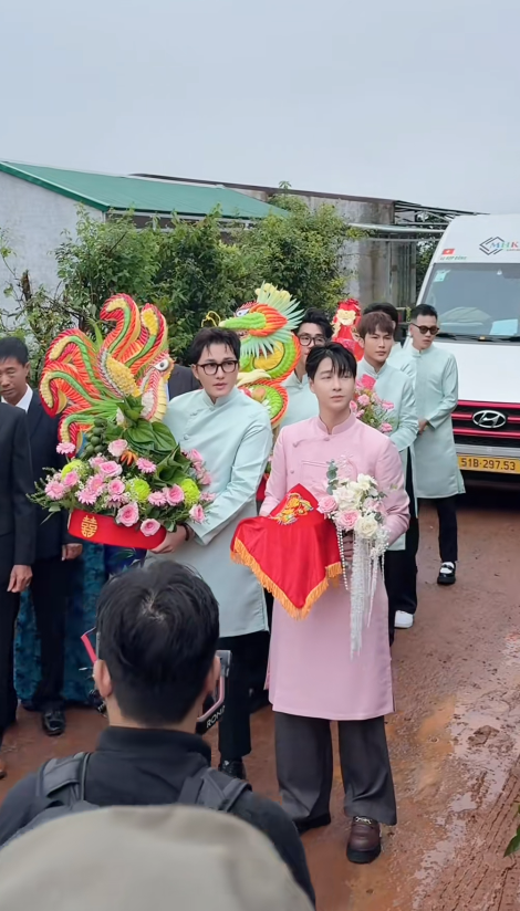 Đám cưới khi bão số 10 Bualoi đổ bộ: Clip đón dâu của một cặp đôi nổi tiếng gây xôn xao- Ảnh 1. Đám cưới khi bão số 10 Bualoi đổ bộ: Clip đón dâu của một cặp đôi nổi tiếng gây xôn xao- Ảnh 1.