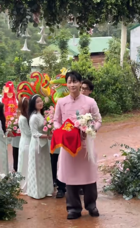 Đám cưới khi bão số 10 Bualoi đổ bộ: Clip đón dâu của một cặp đôi nổi tiếng gây xôn xao- Ảnh 2. Đám cưới khi bão số 10 Bualoi đổ bộ: Clip đón dâu của một cặp đôi nổi tiếng gây xôn xao- Ảnh 2.