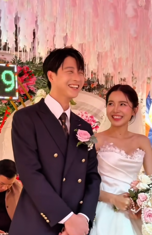 Đám cưới khi bão số 10 Bualoi đổ bộ: Clip đón dâu của một cặp đôi nổi tiếng gây xôn xao- Ảnh 4. Đám cưới khi bão số 10 Bualoi đổ bộ: Clip đón dâu của một cặp đôi nổi tiếng gây xôn xao- Ảnh 4.